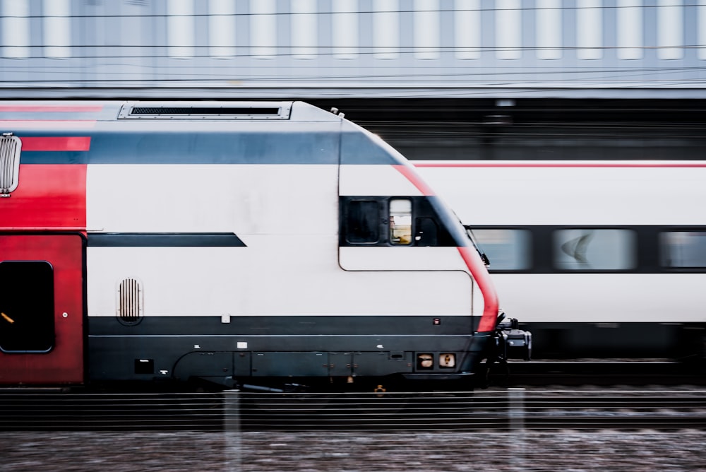 Ein Zug auf den Bahngleisen