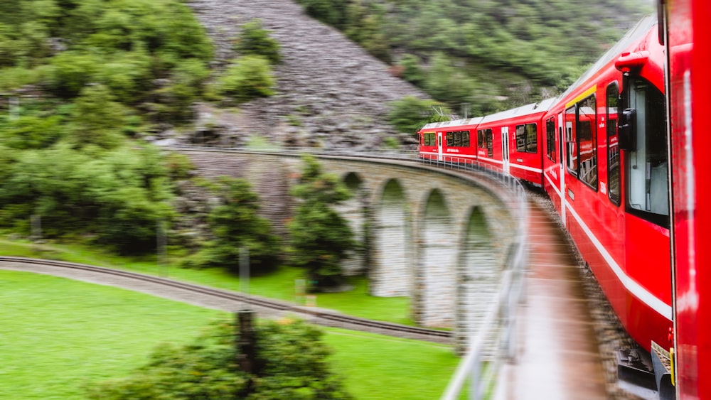 Ein Zug auf den Bahngleisen