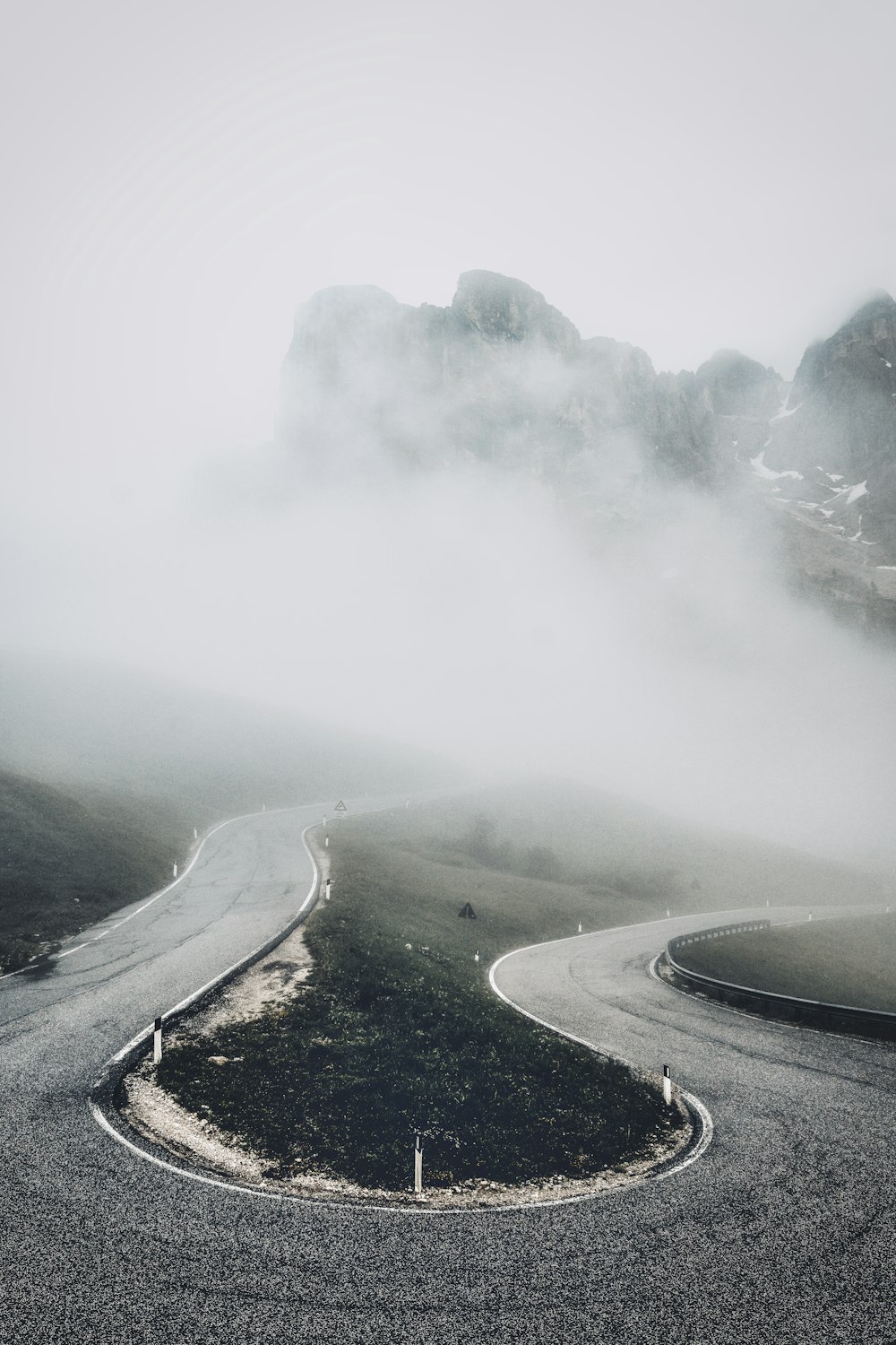 uma estrada com nevoeiro à sua volta