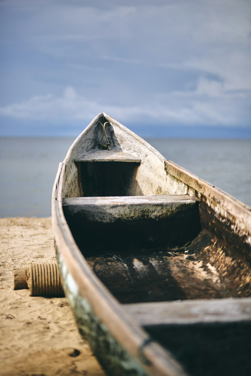 Una estructura de hormigón en una playa