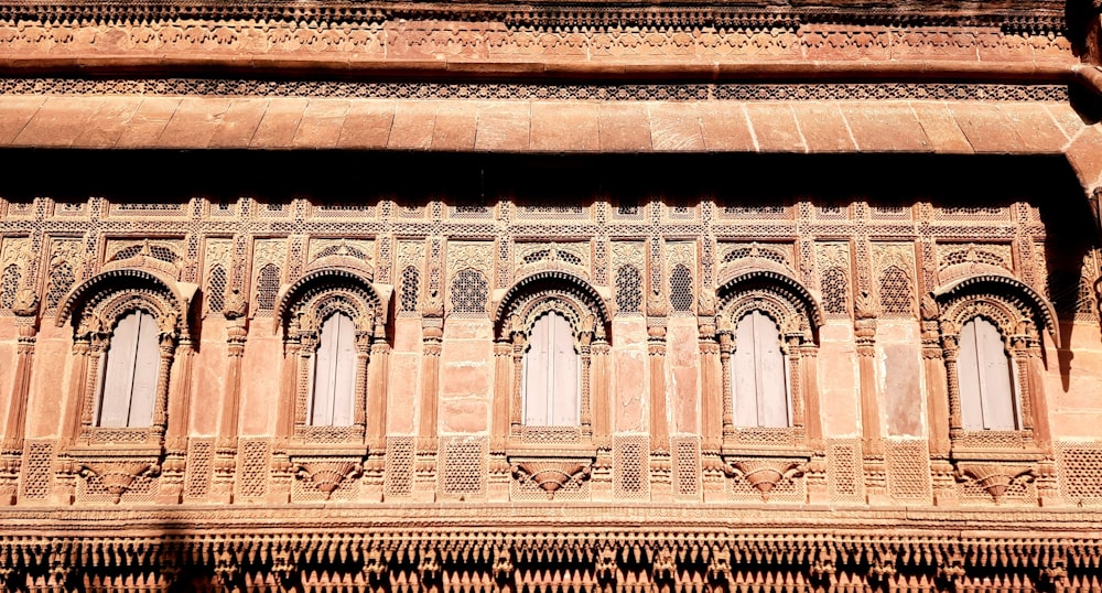 Un bâtiment aux nombreuses arches