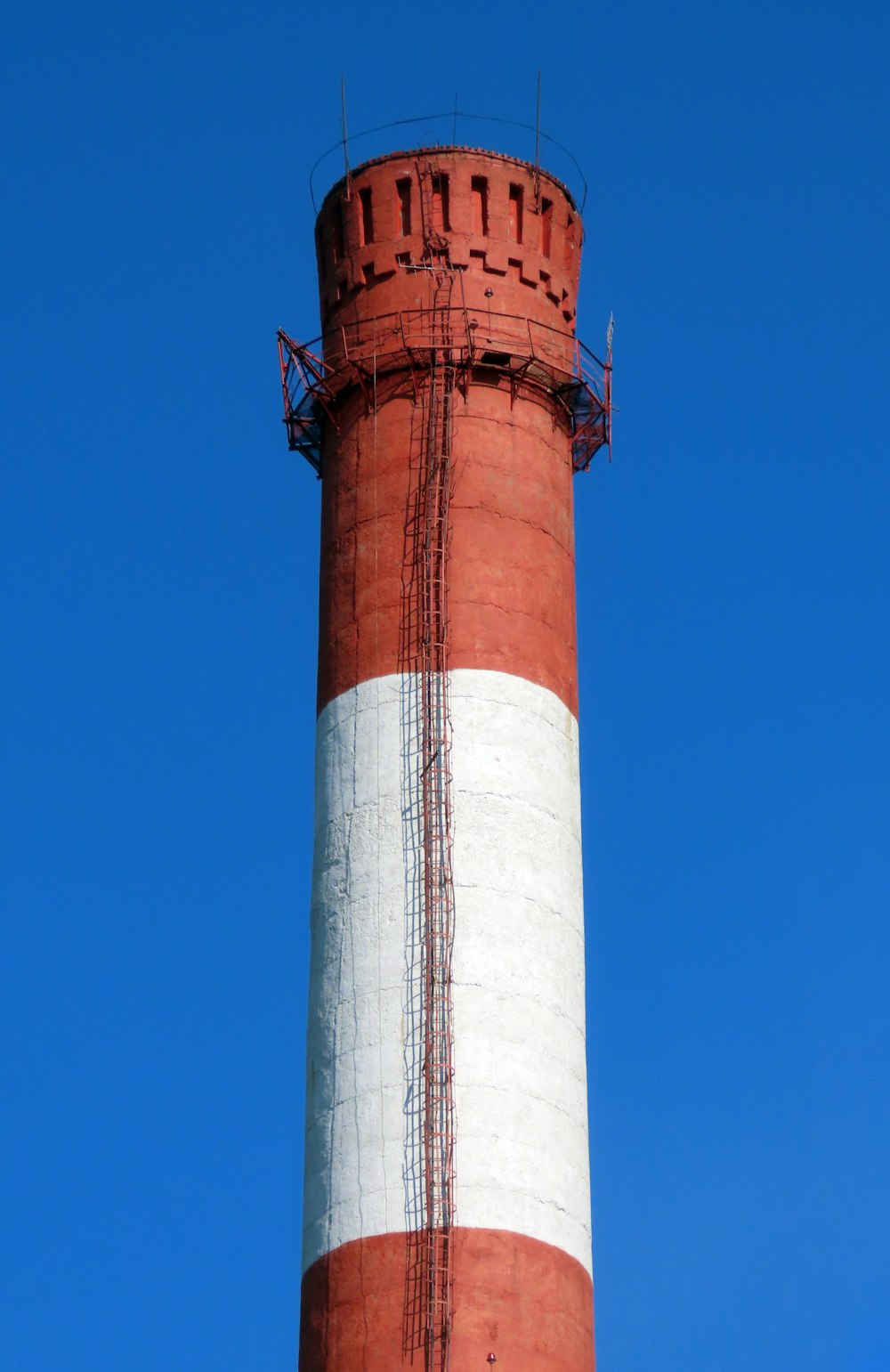 a red and white tower