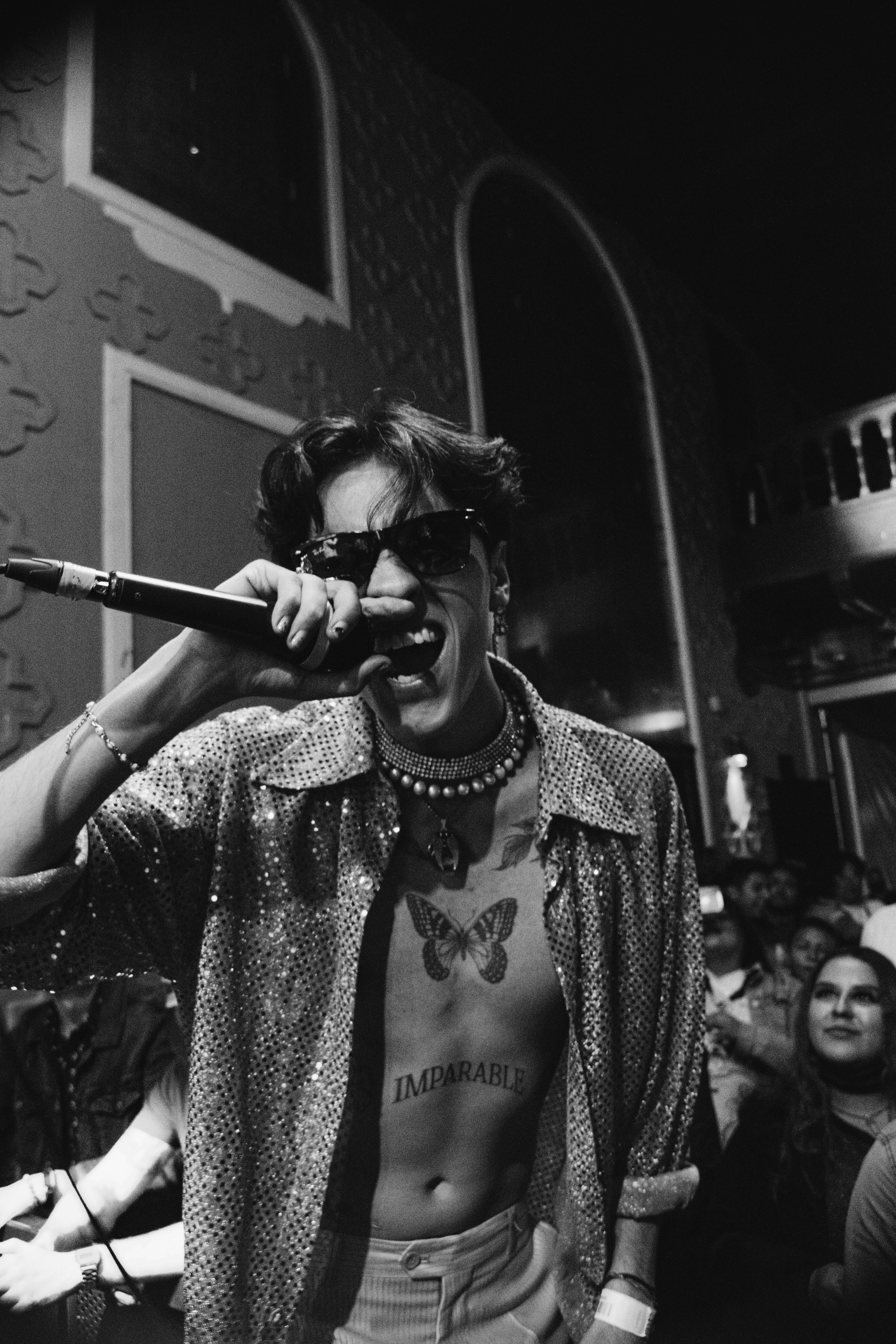 Una mujer cantando en un micrófono