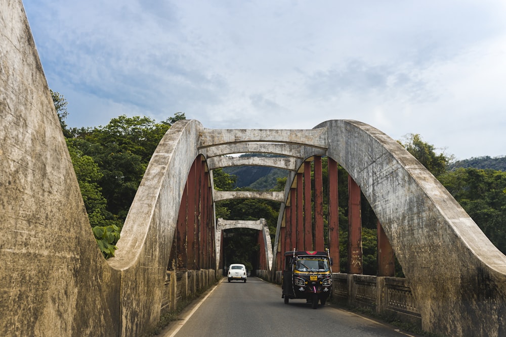 Coches conduciendo por un puente