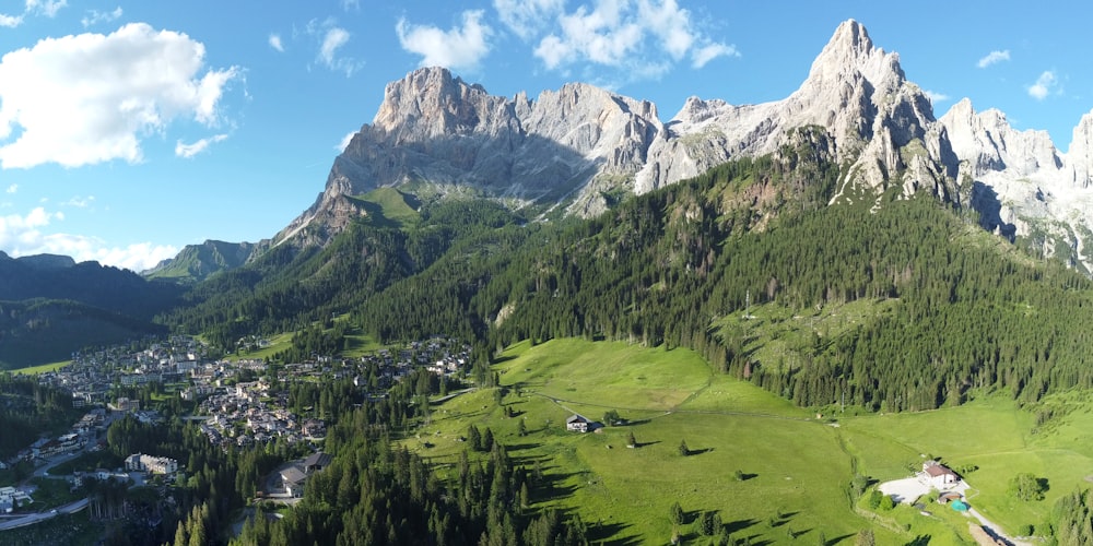 Un valle entre montañas con casas