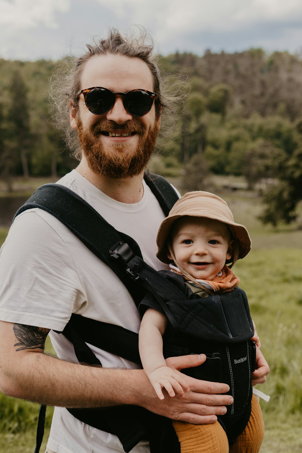 una persona che tiene in braccio un bambino