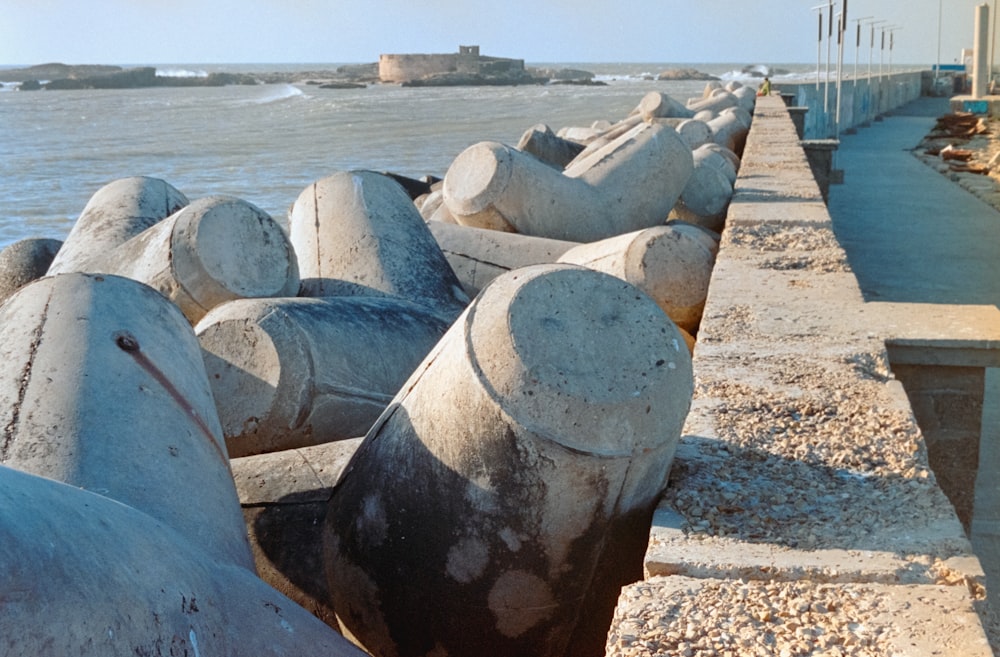 Un groupe de rochers sur une plage