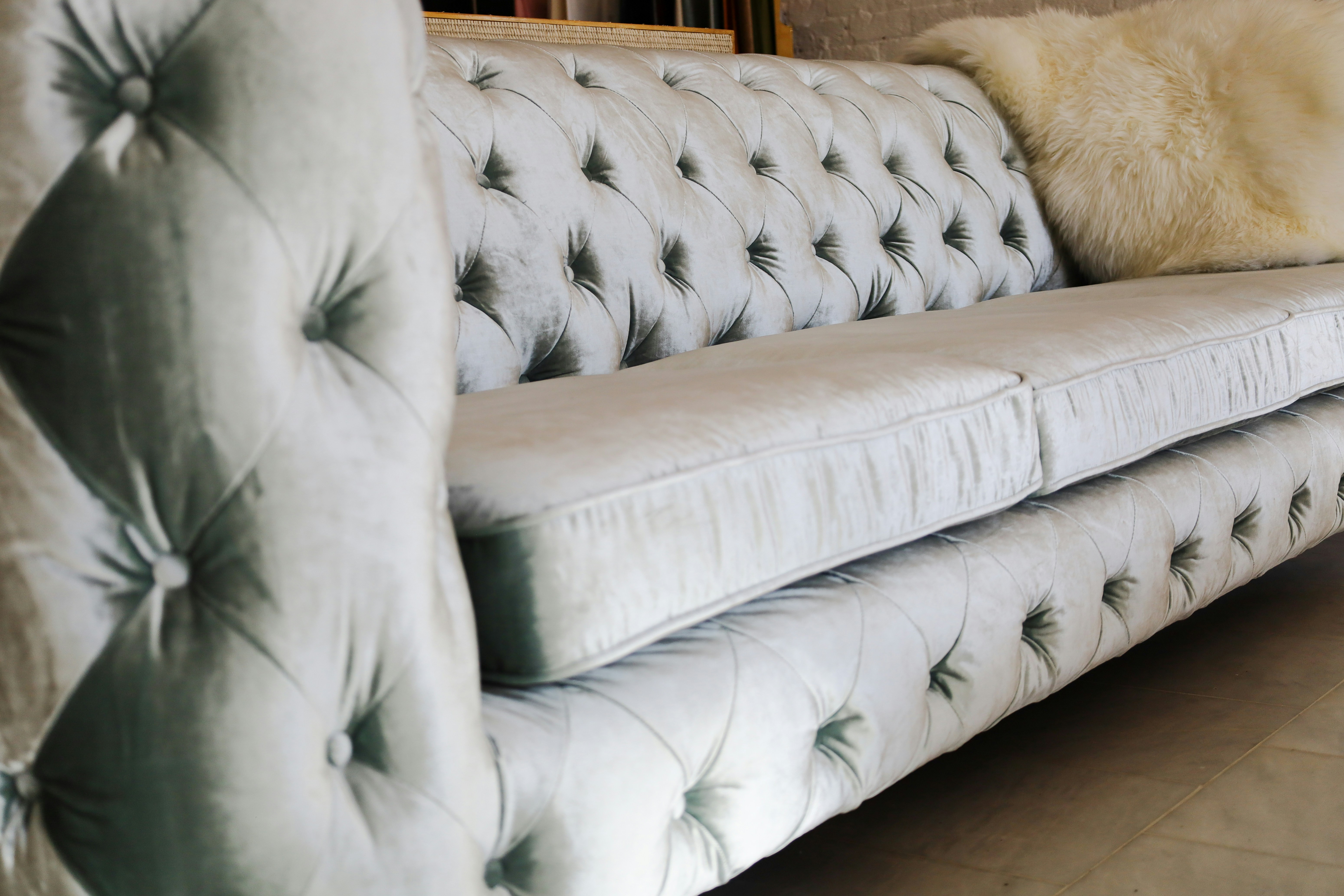 Um Sofa Branco Com Um Travesseiro Branco 5Eh5JMwHw2g