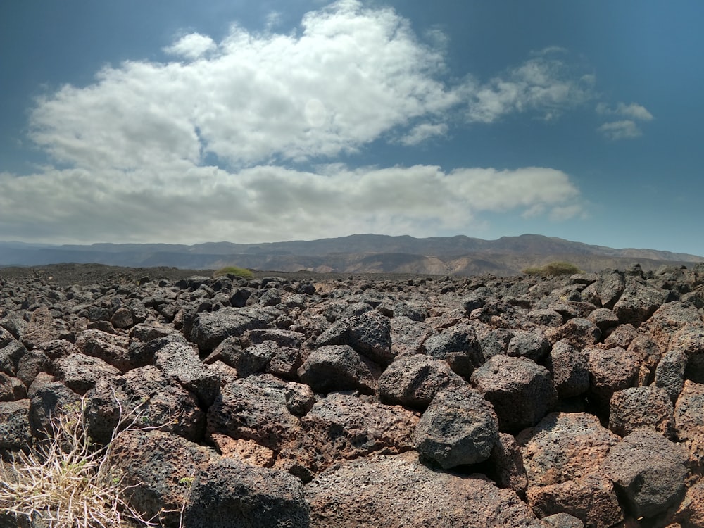 Un paesaggio roccioso con un cielo nuvoloso