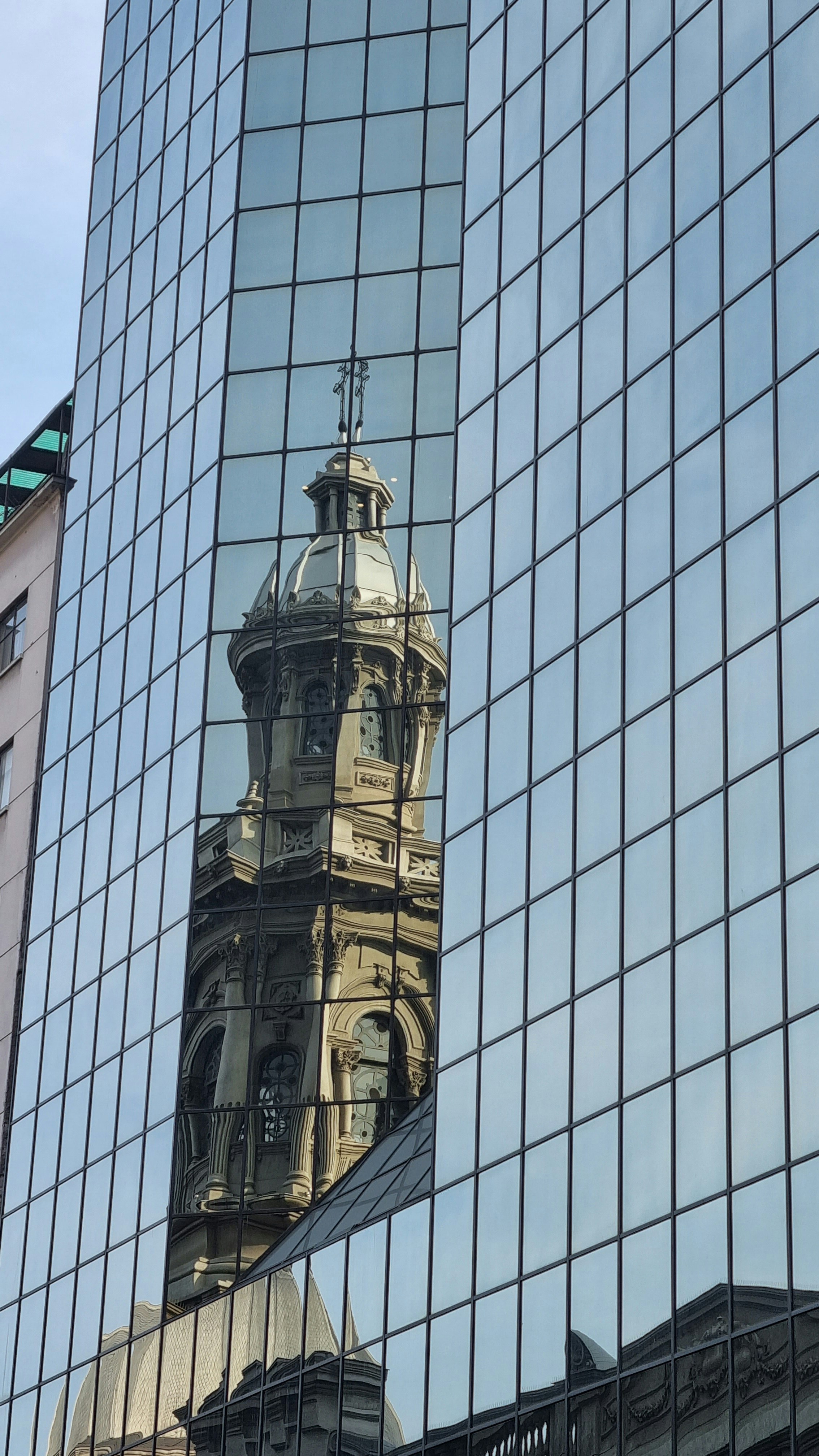 Un edificio alto con una torre