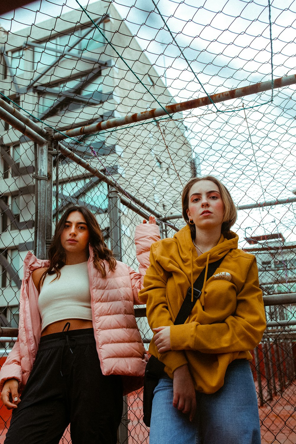 Un par de mujeres posando para la cámara