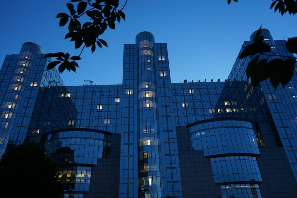 Un edificio alto con molte finestre