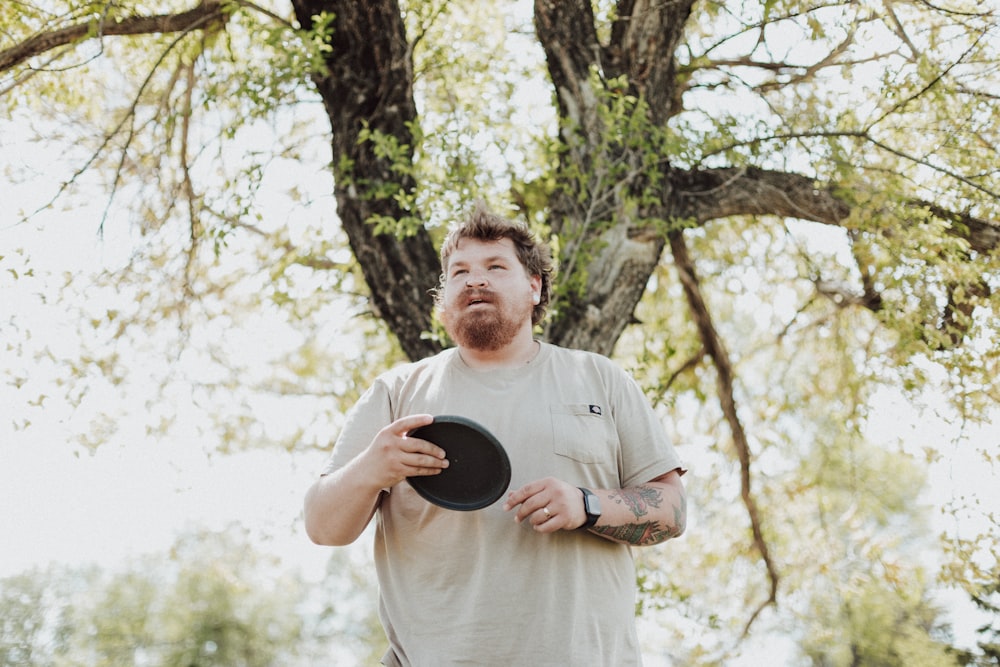 a man throwing a frisbee