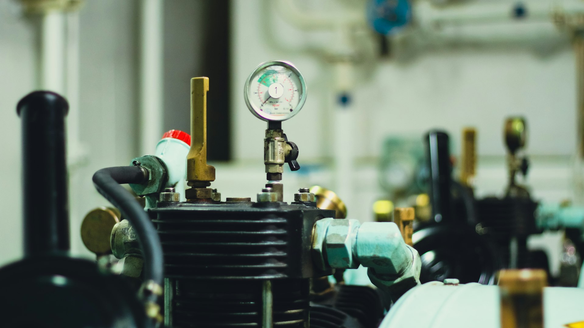 Compresor industrial en operación: el motor de cotización del modelo dual