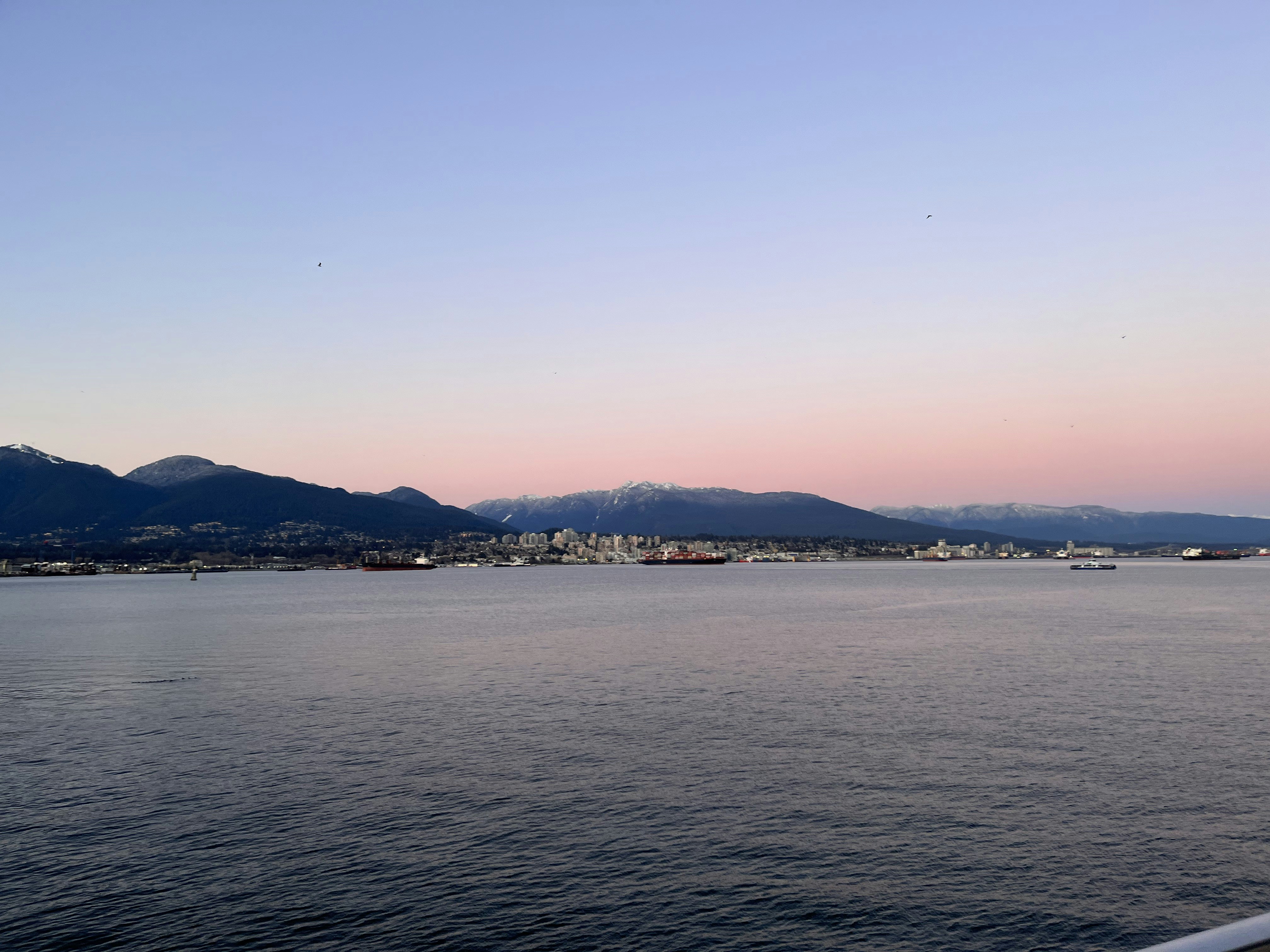 Un cuerpo de agua con montañas al fondo