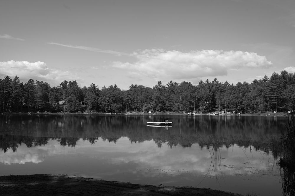 un lac avec un bateau dedans