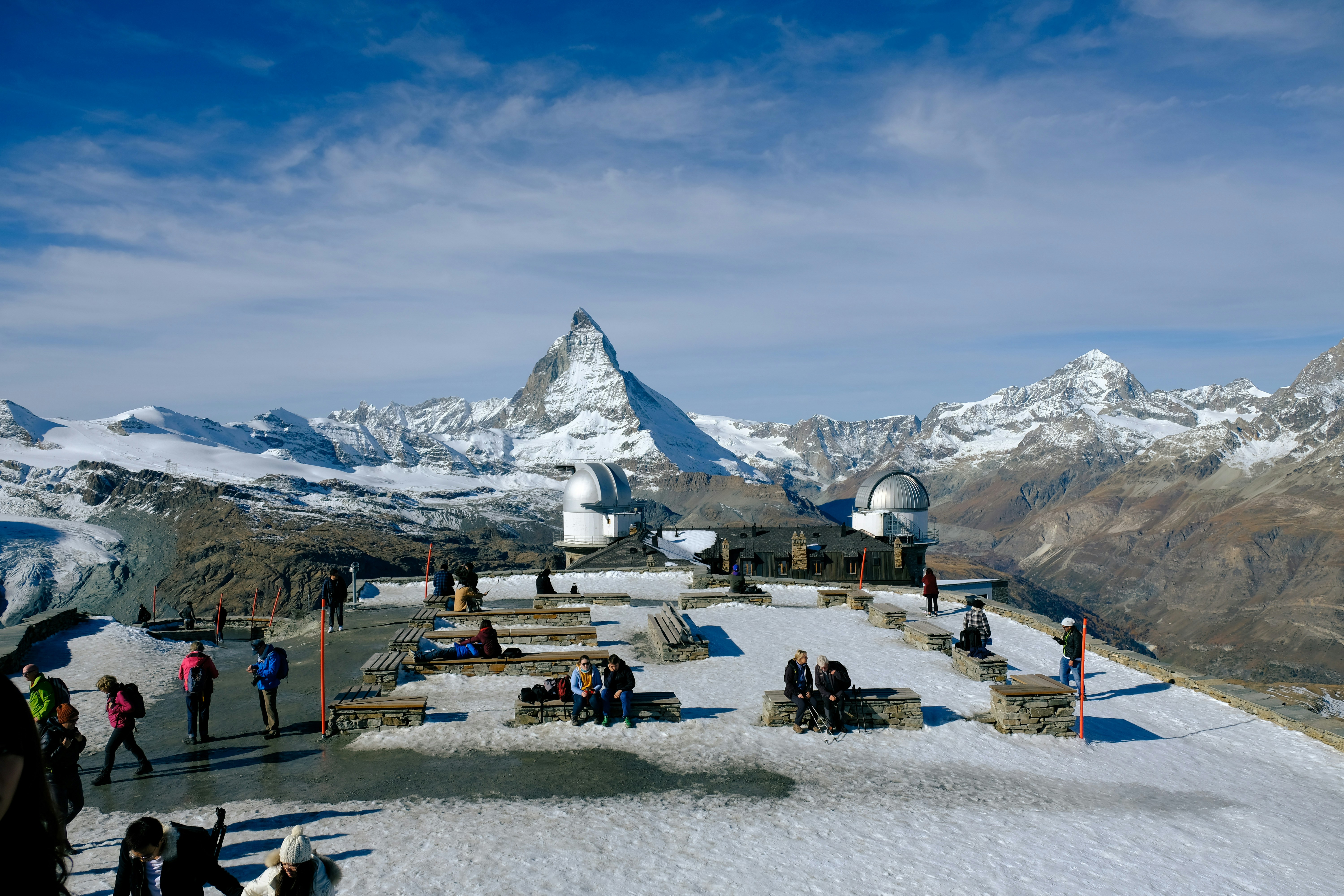 Eine Gruppe von Menschen auf einem verschneiten Berg