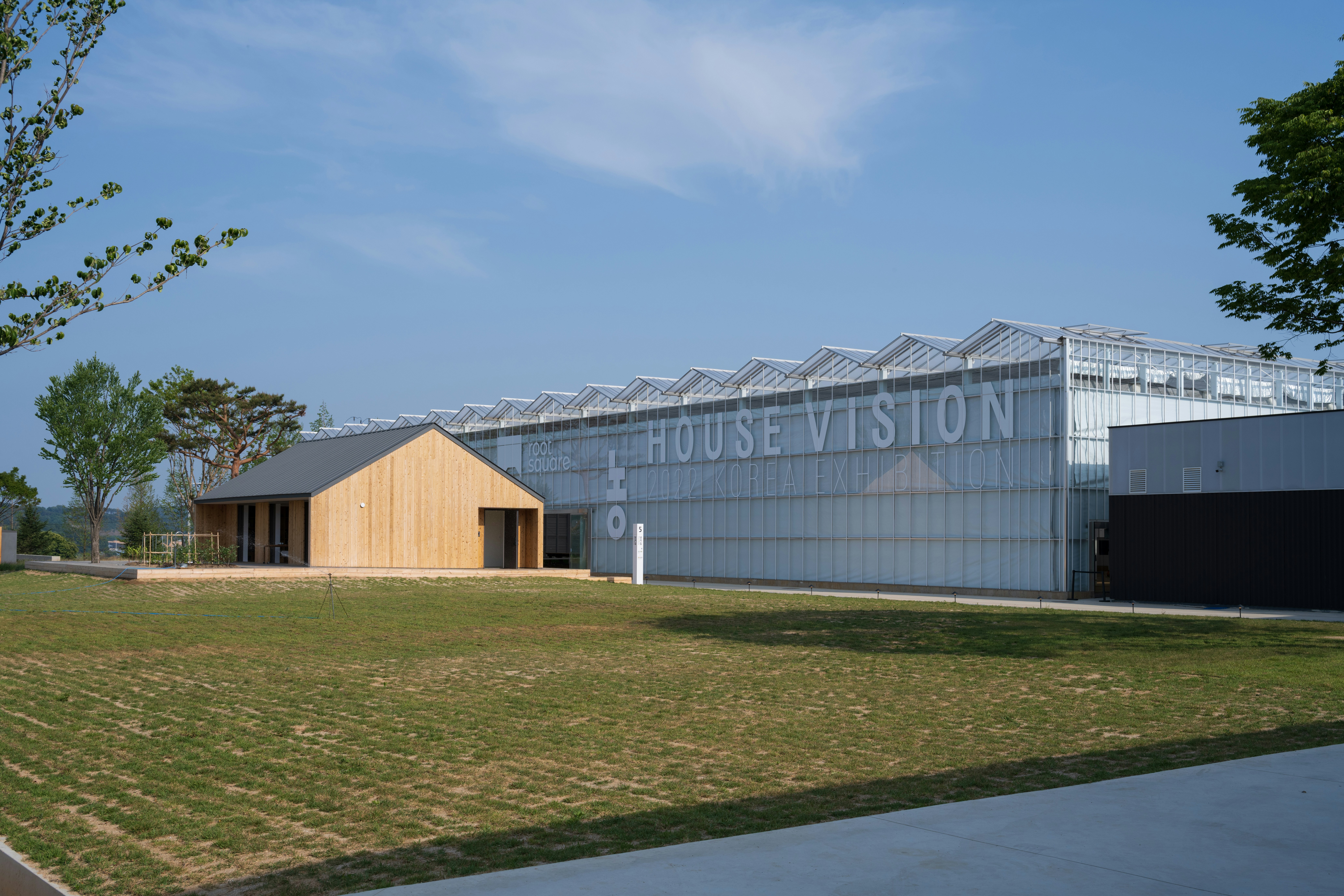 un bâtiment avec une enseigne