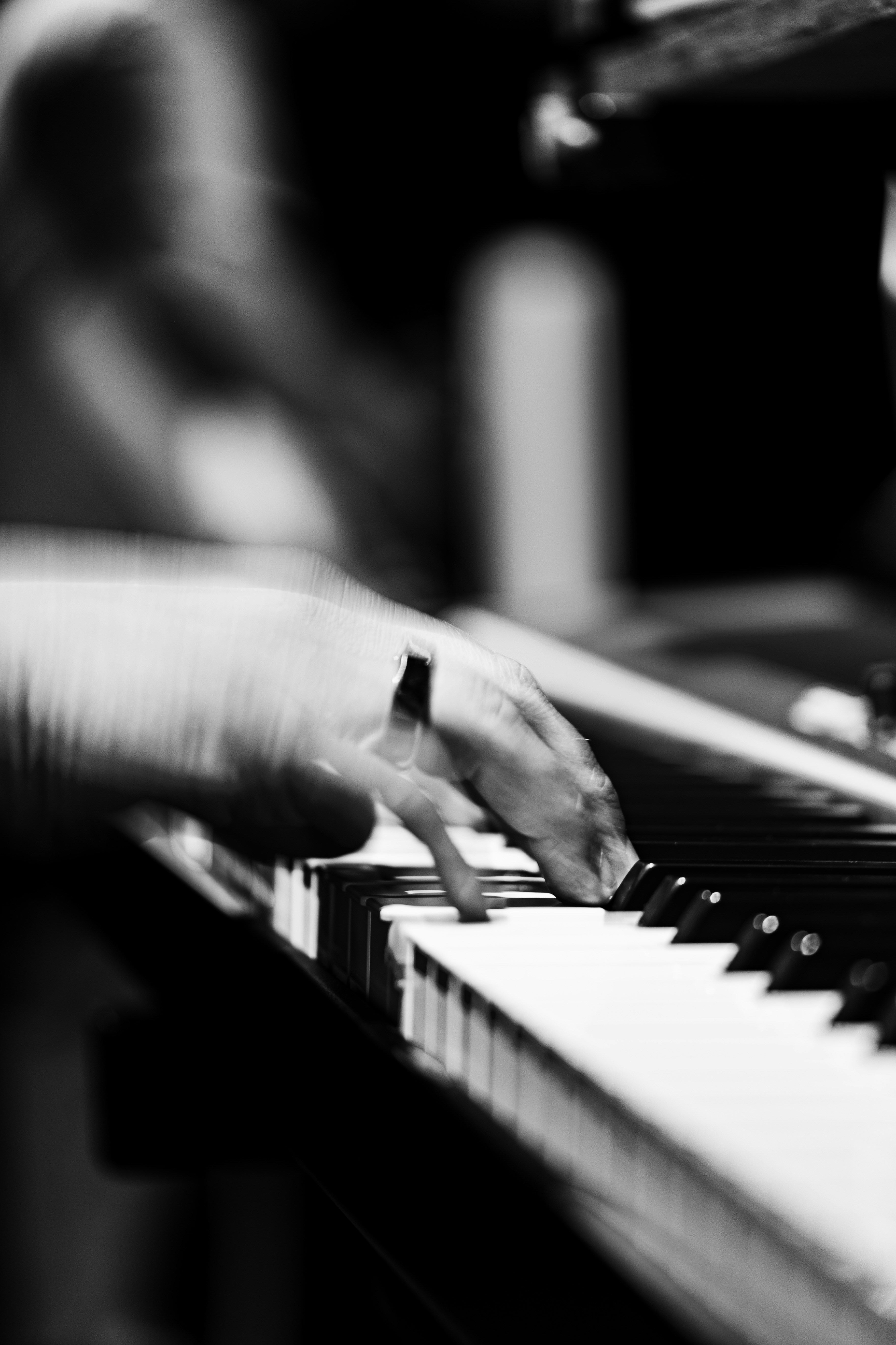 una persona tocando un piano