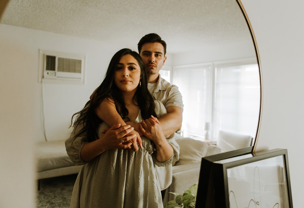 Un hombre y una mujer posando para una foto