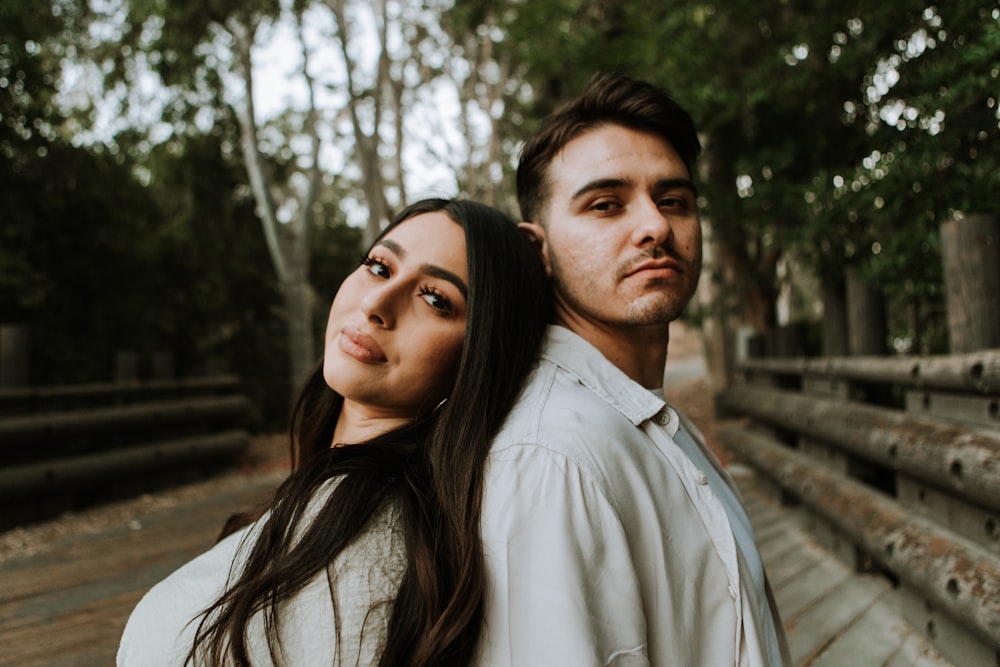 Un homme et une femme posant pour une photo