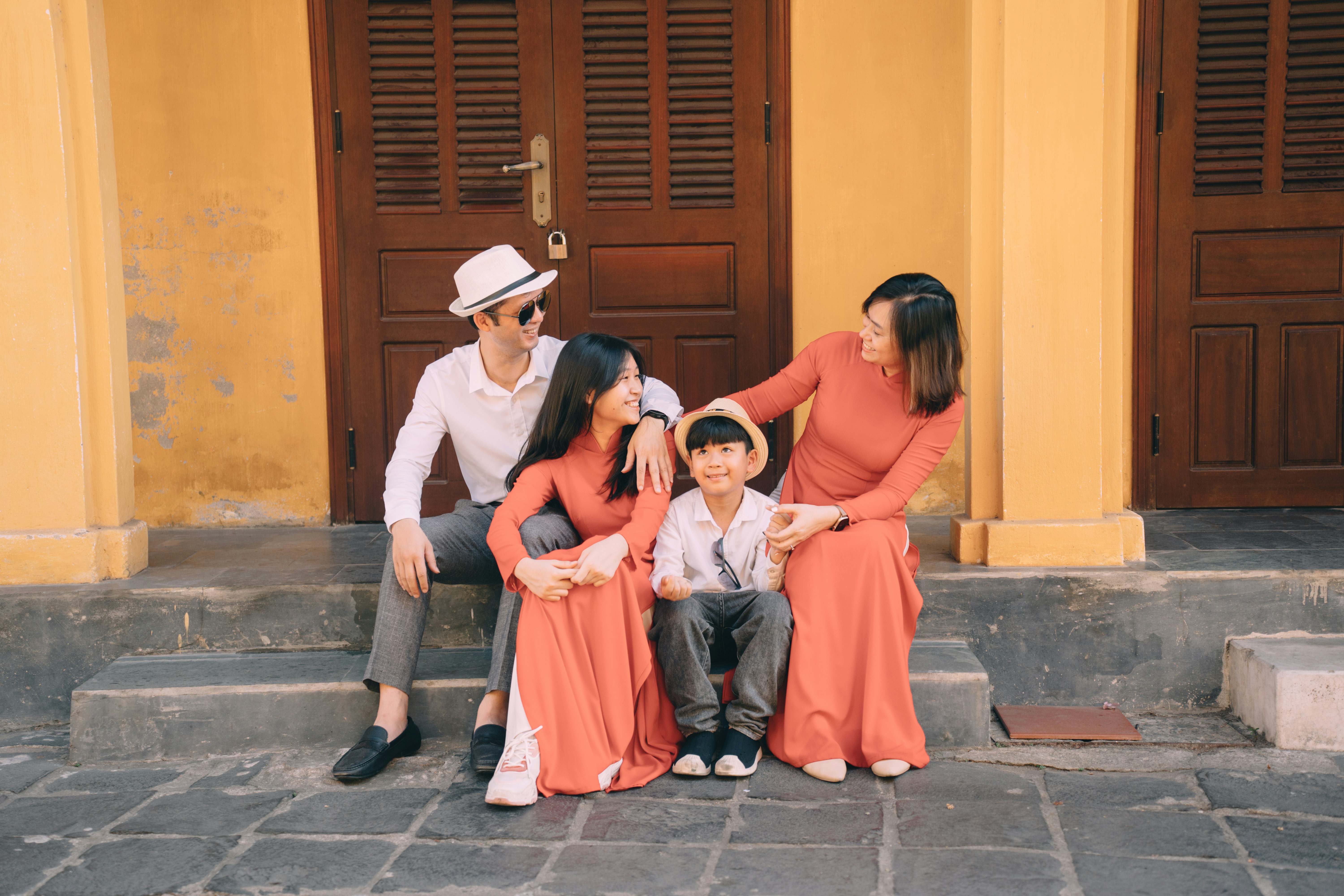 семья , сидящая на ступеньках