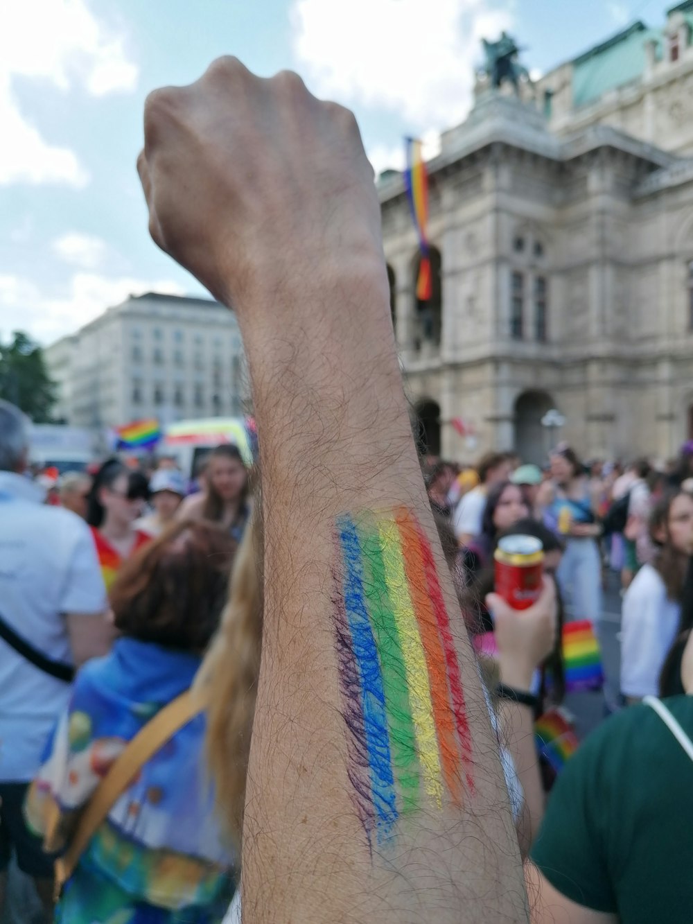 eine Männerhand mit einem bunten Tattoo darauf