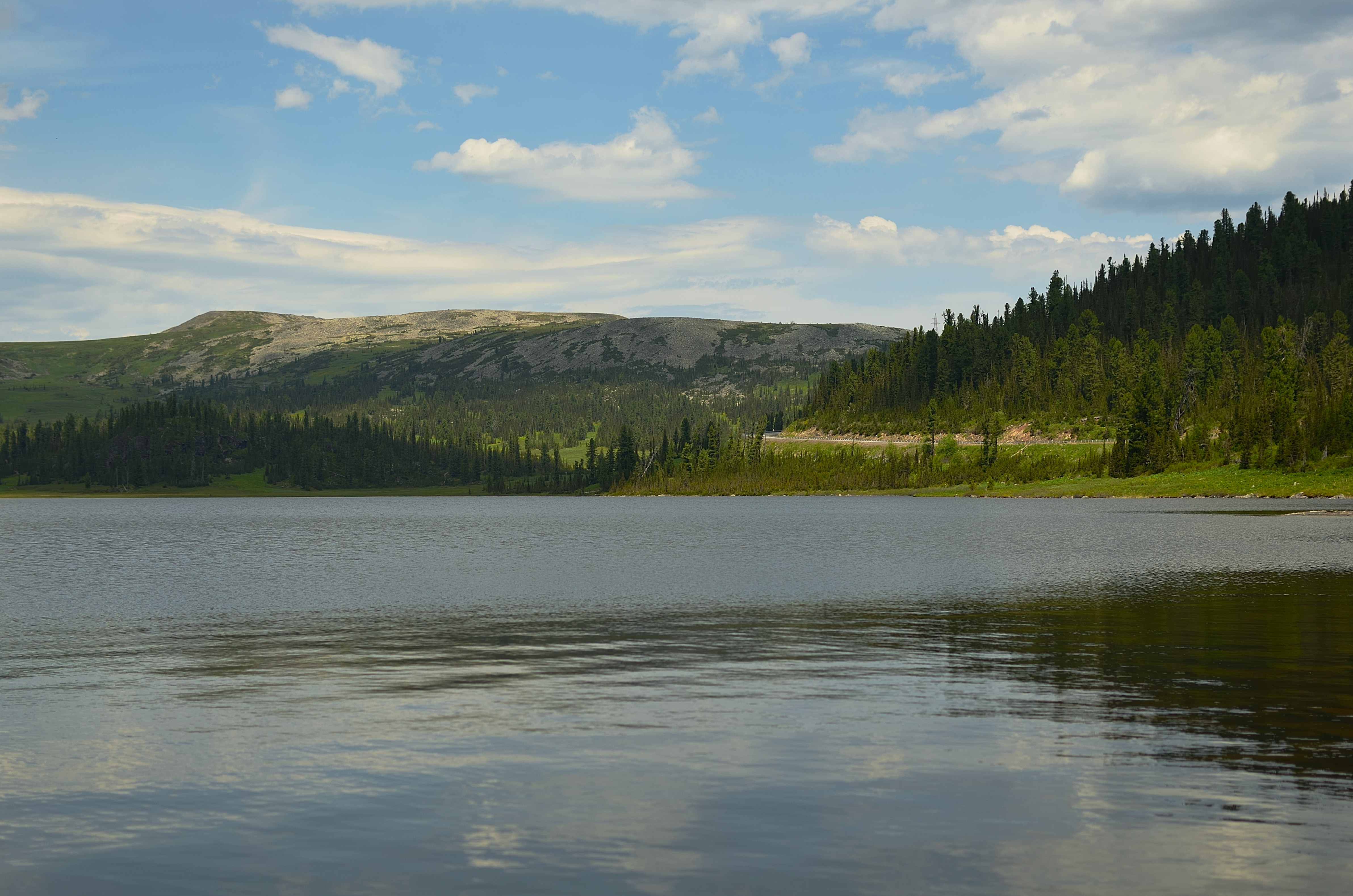 Stop image for Beartooth & Absaroka: Budget Fall Adventure from Billings - a lake with trees and mountains in the background -  in Rocky Mountains & Northern Rockies - Photo by Aleksandr Gorlov on Unsplash