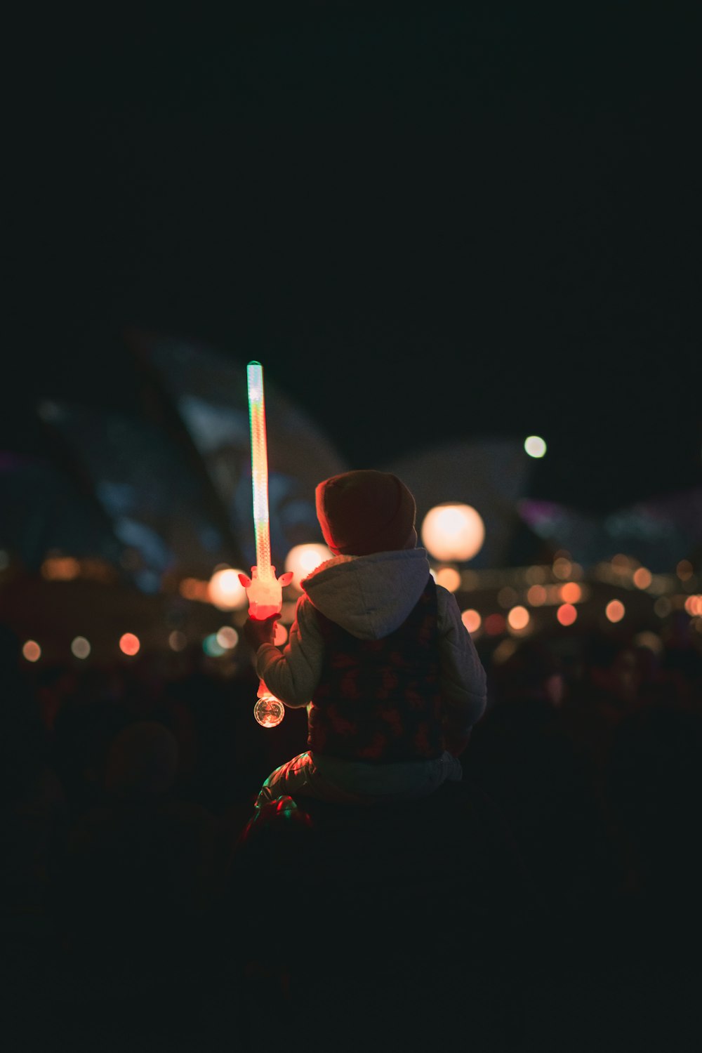 una persona sosteniendo una vela encendida