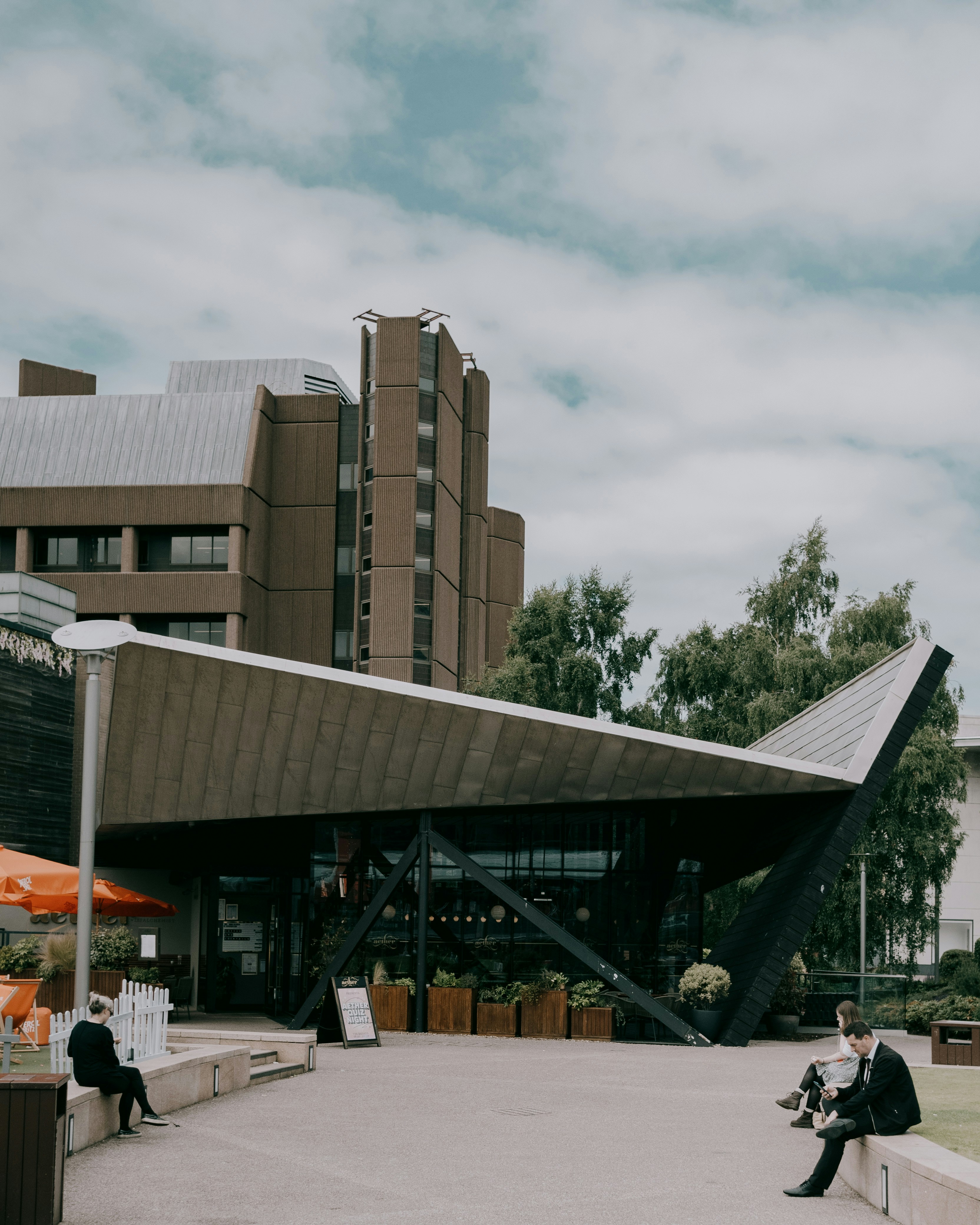 un edificio con tetto di vetro