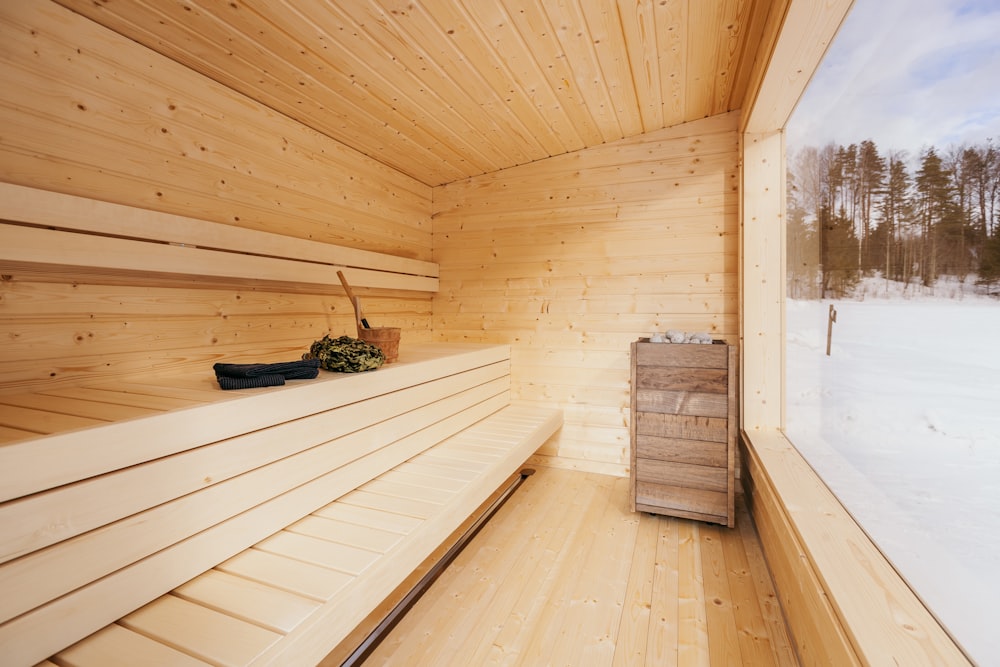 una cabina di legno con neve sul terreno