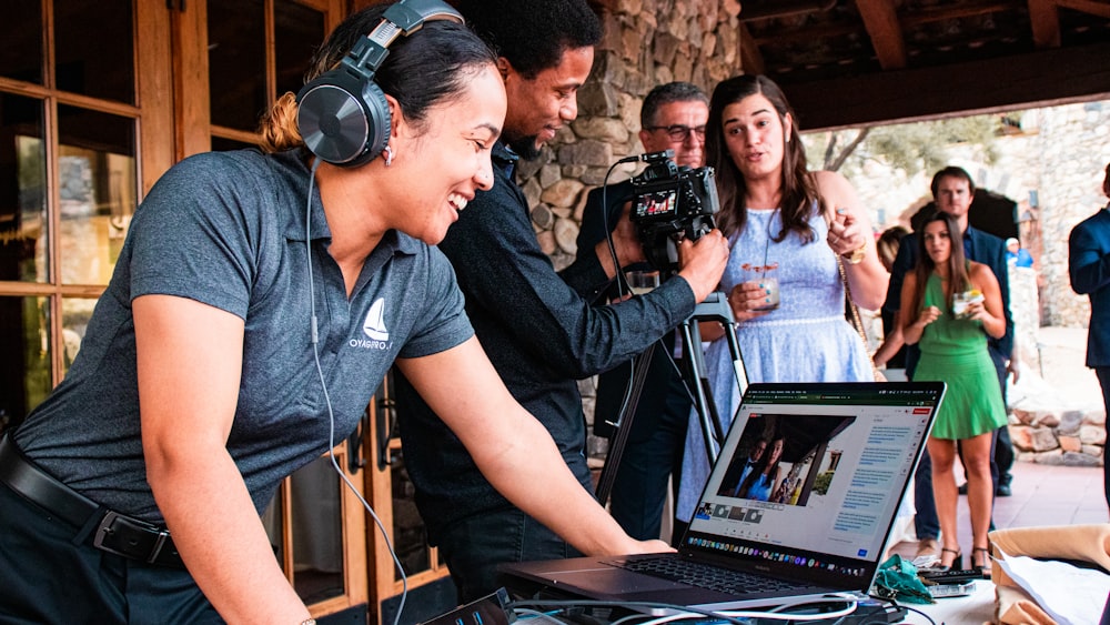 una persona con le cuffie accese usando un laptop