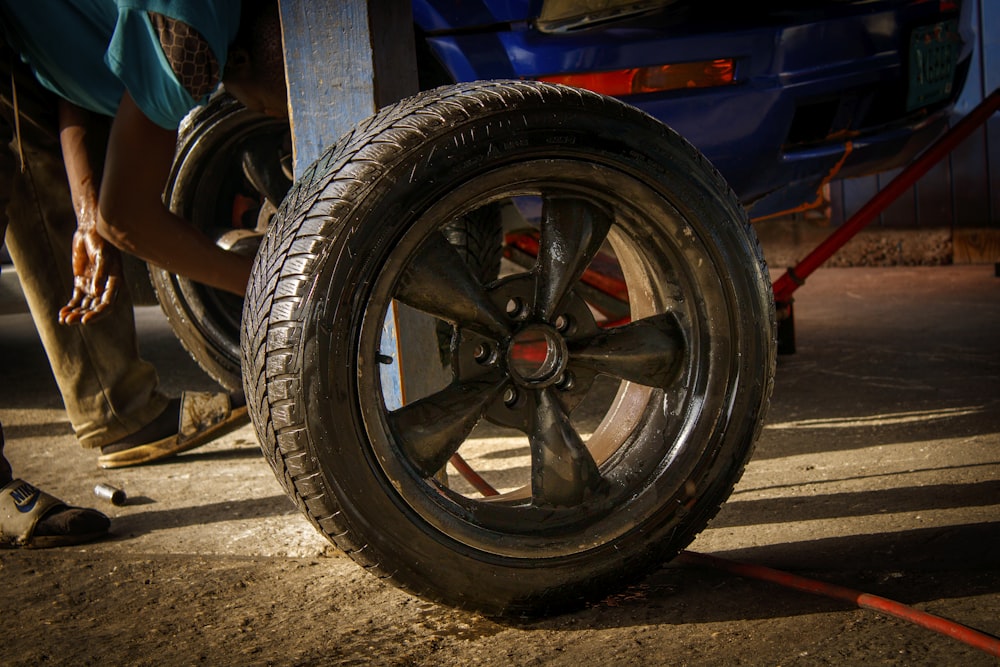 un coche con un neumático pinchado