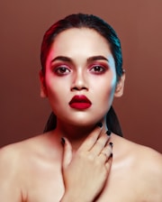 a person with the hand on the chin