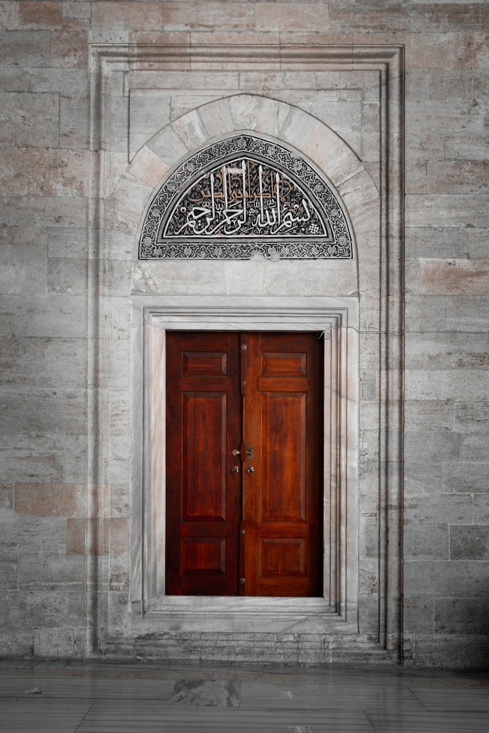 uma porta em um edifício de pedra