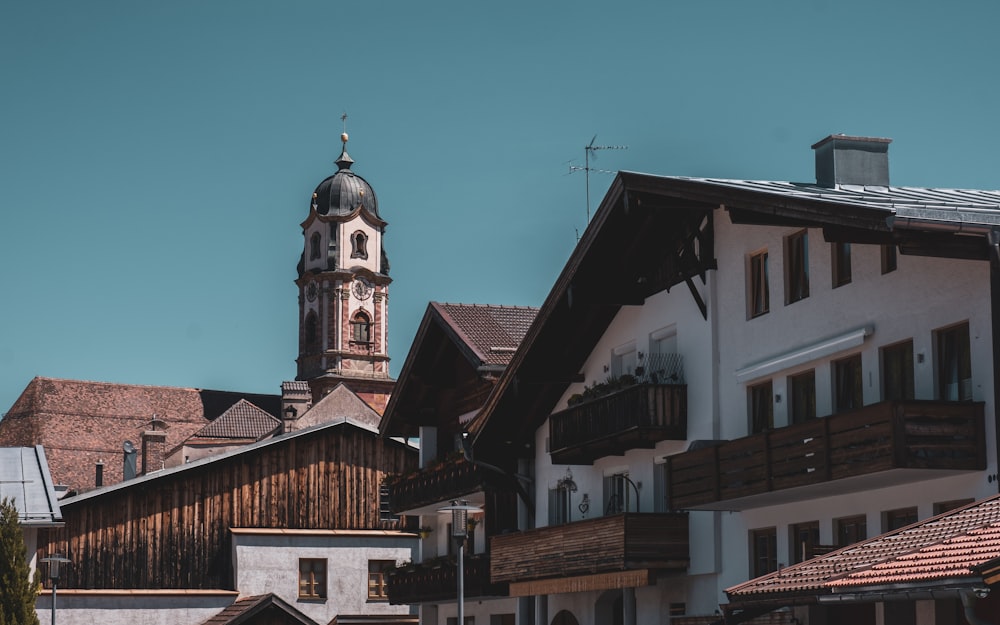 Ein Gebäude mit Turm