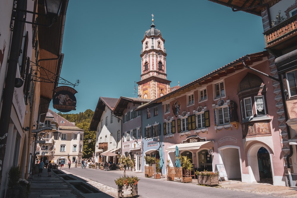 una strada con edifici su entrambi i lati