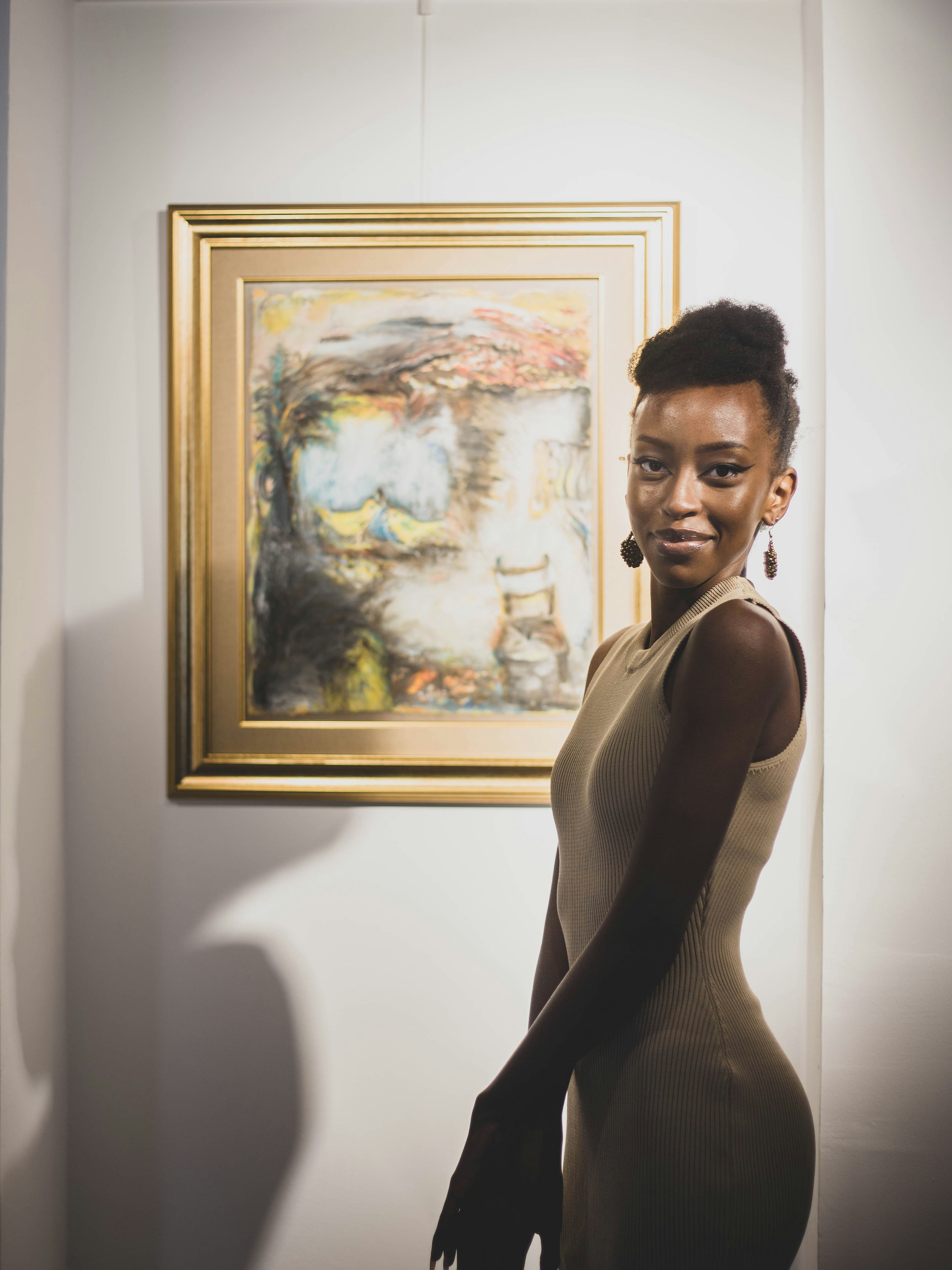 Une personne posant devant un tableau photo Photo Musée de la ville fortifiée Surlariçi