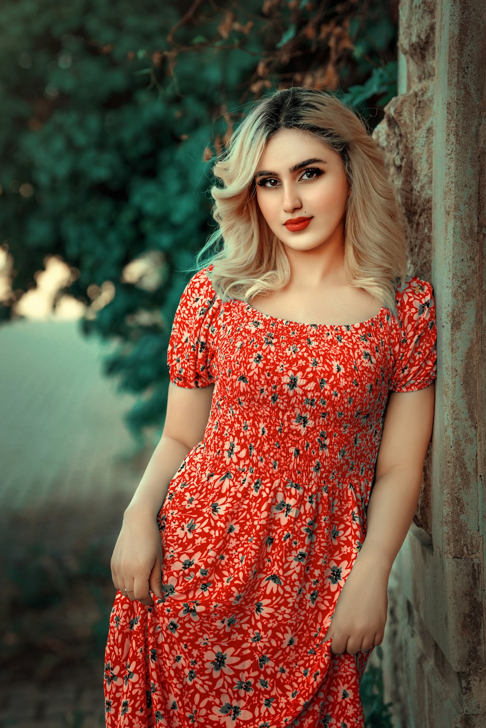 una persona con un vestido rojo