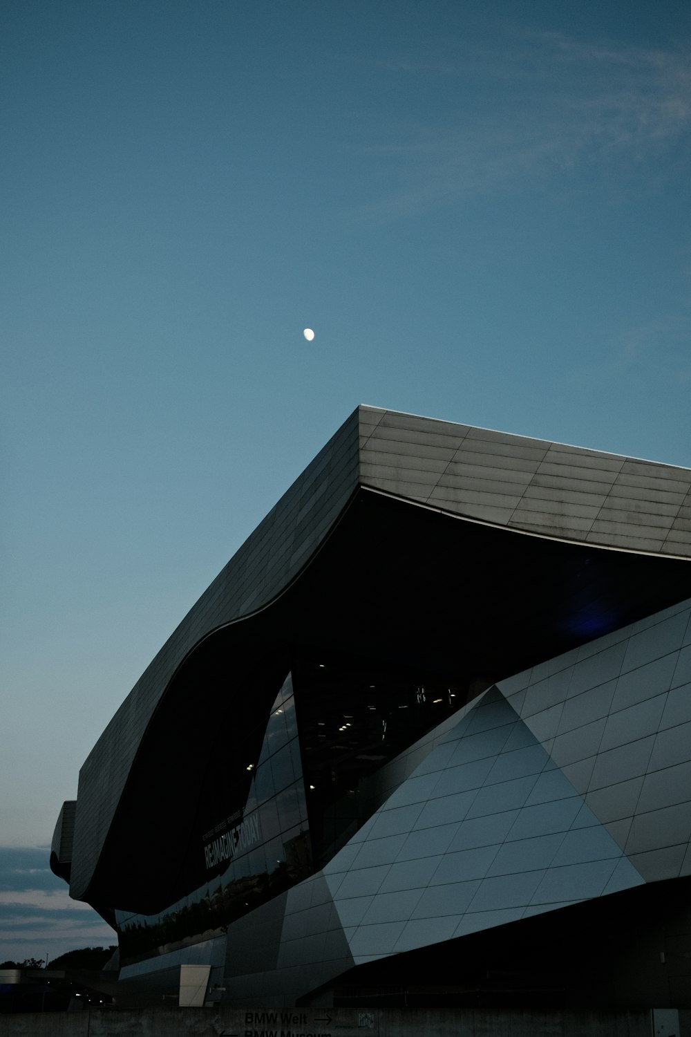 Un edificio con una luna en el cielo