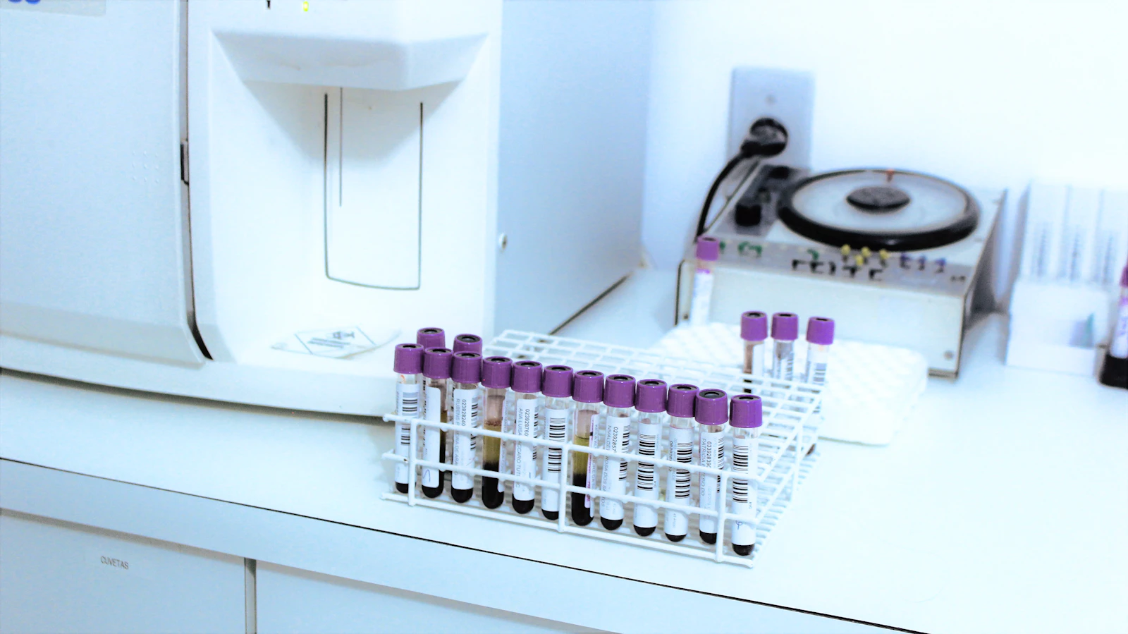 Automated analyser processing barcoded sample tubes in the NIDAN core lab