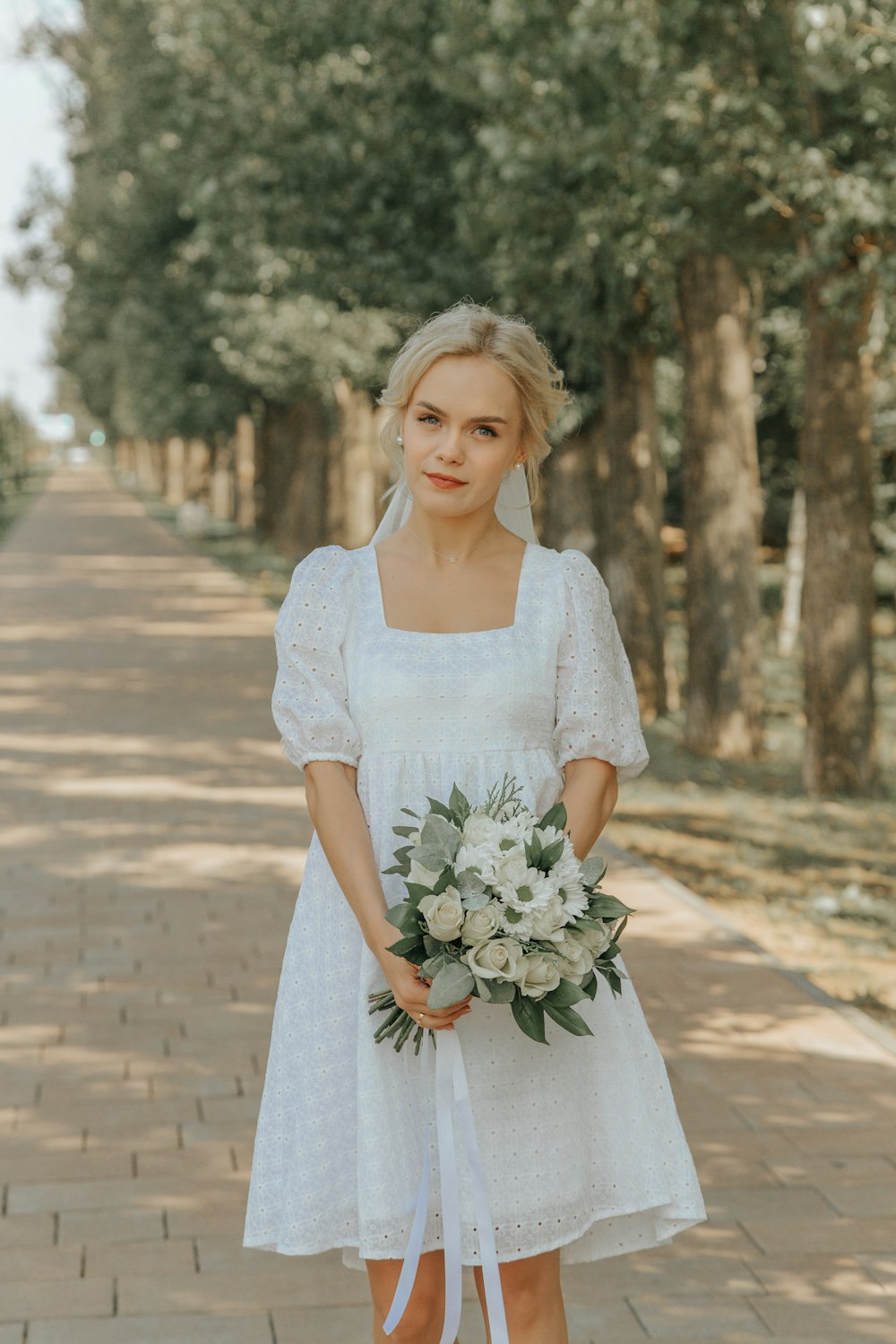 una mujer con un vestido