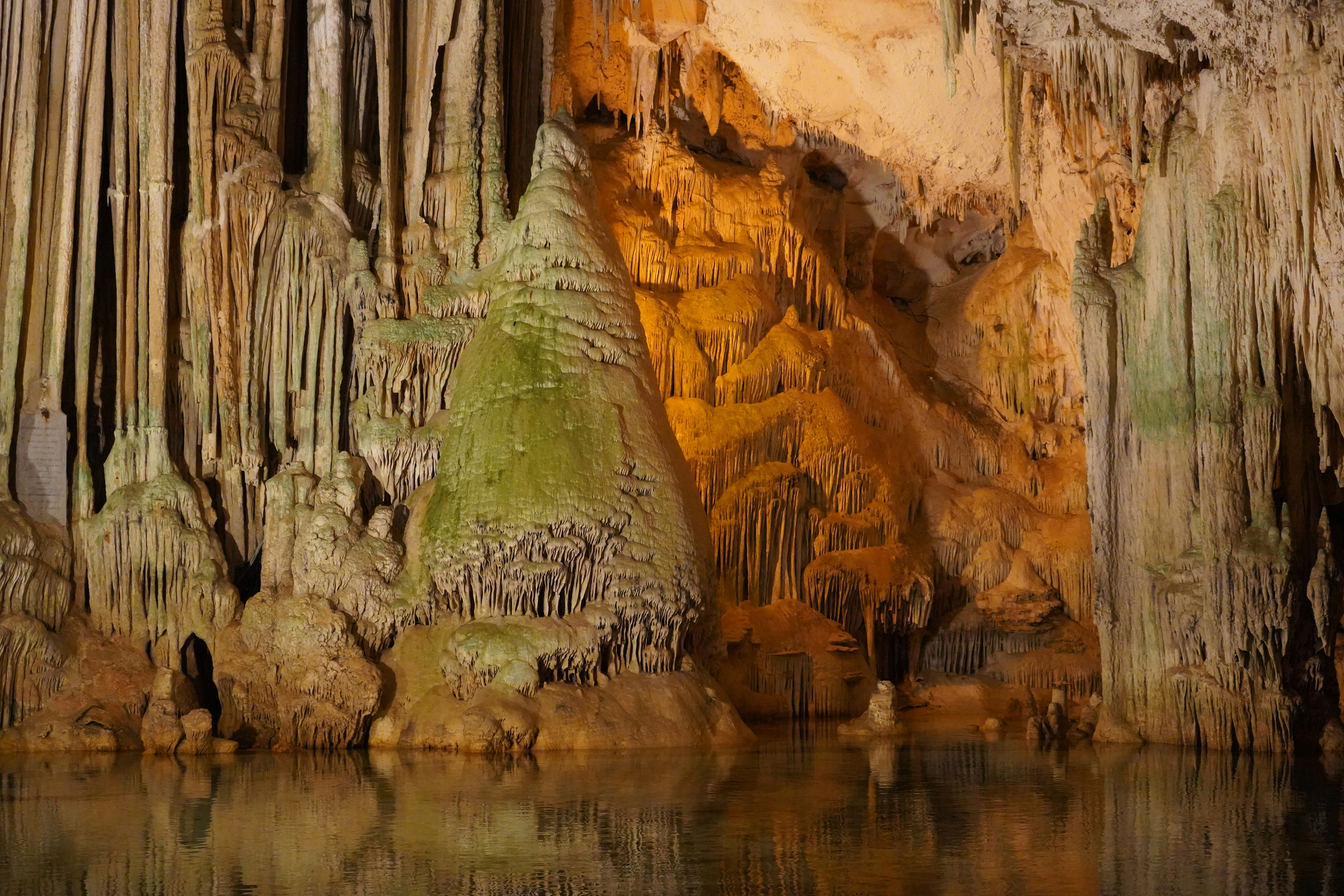 Eine Gruppe großer Felsen in einer Höhle