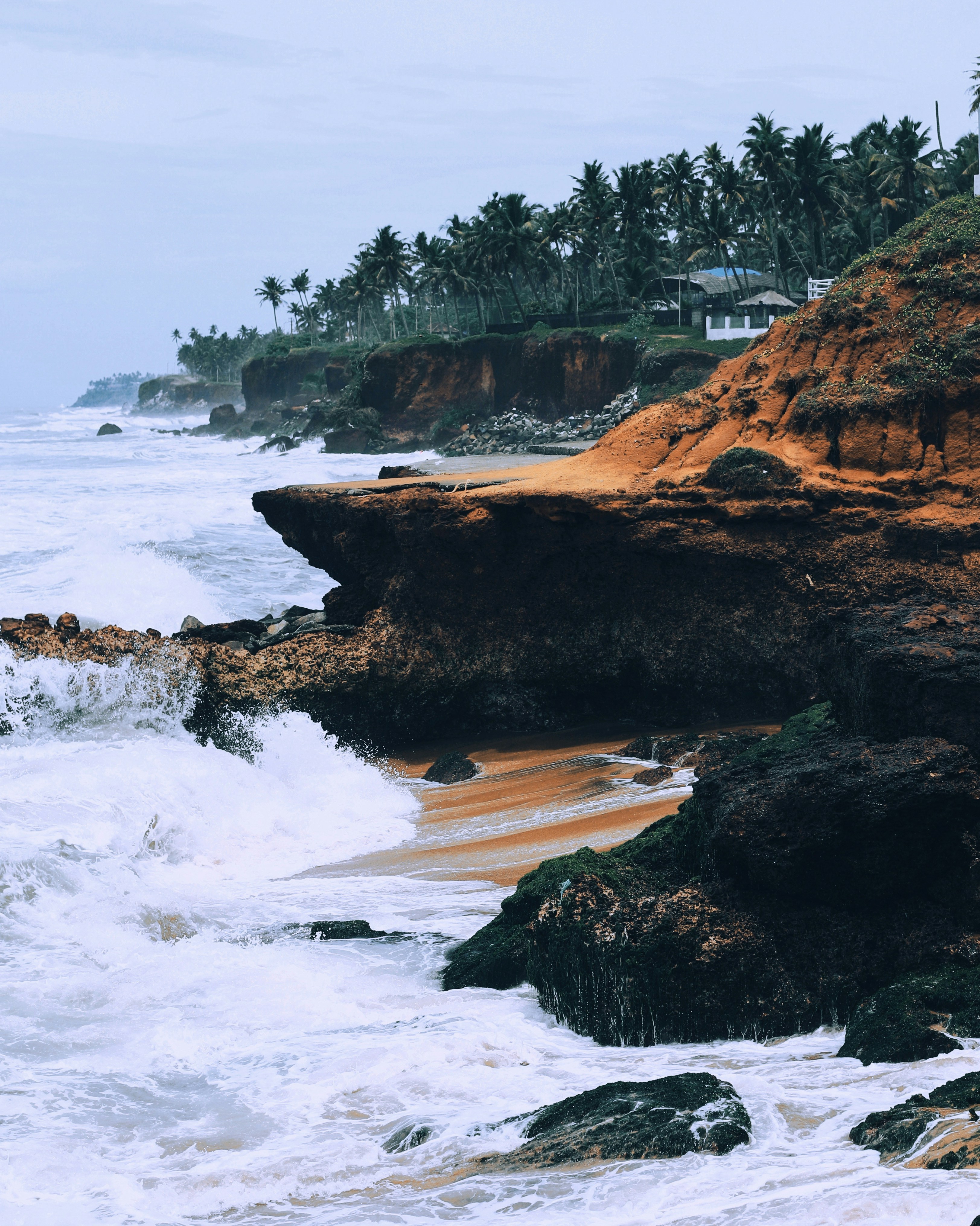 una scogliera rocciosa con una cascata