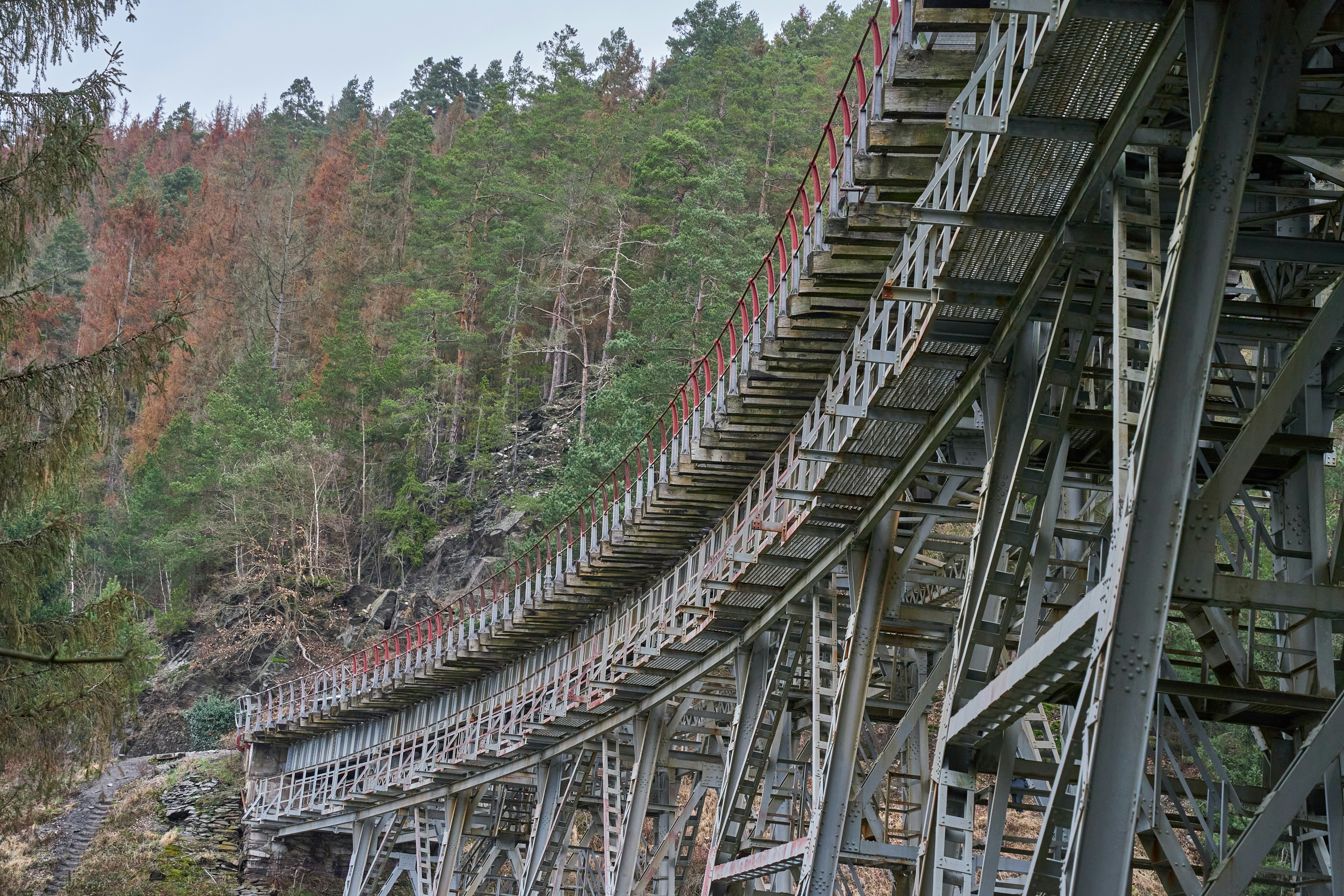 eine lange Metallbrücke