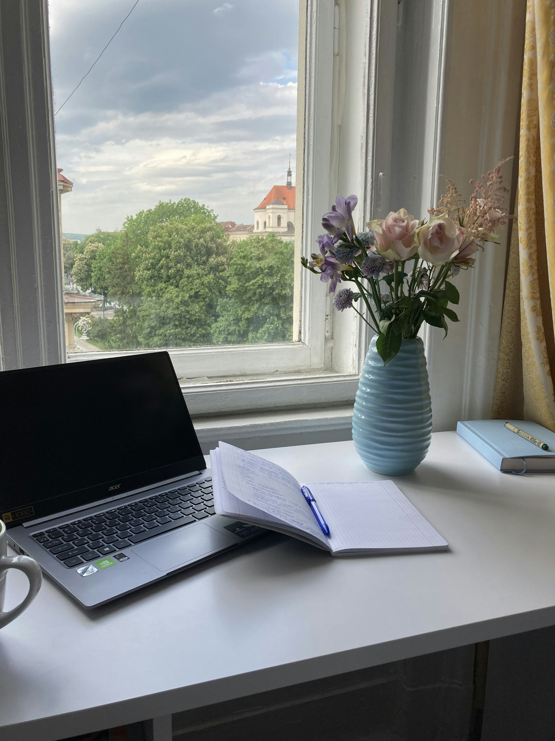 gray computer monitor