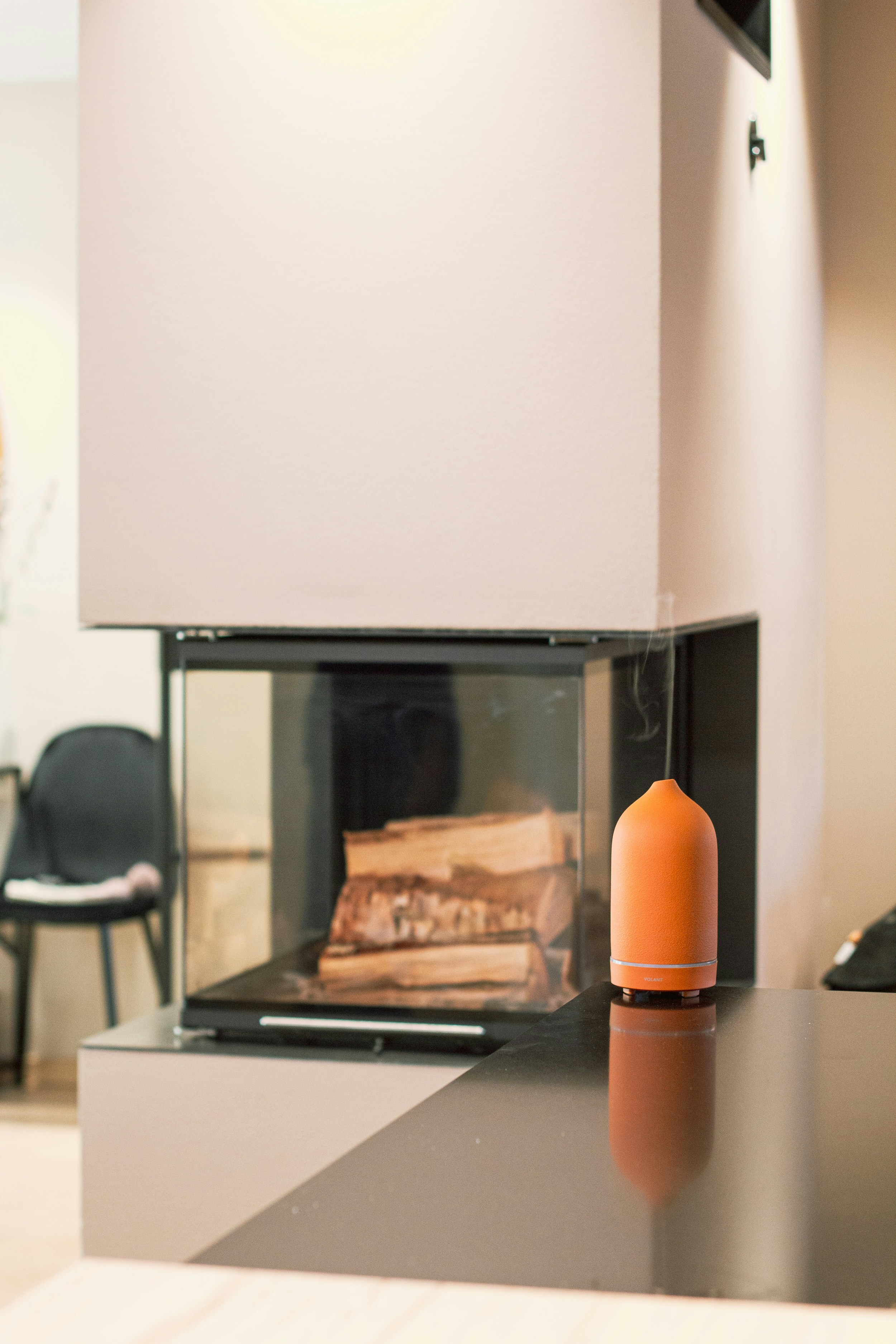 ein Whiteboard mit einem Bildschirm und einem Stuhl davor