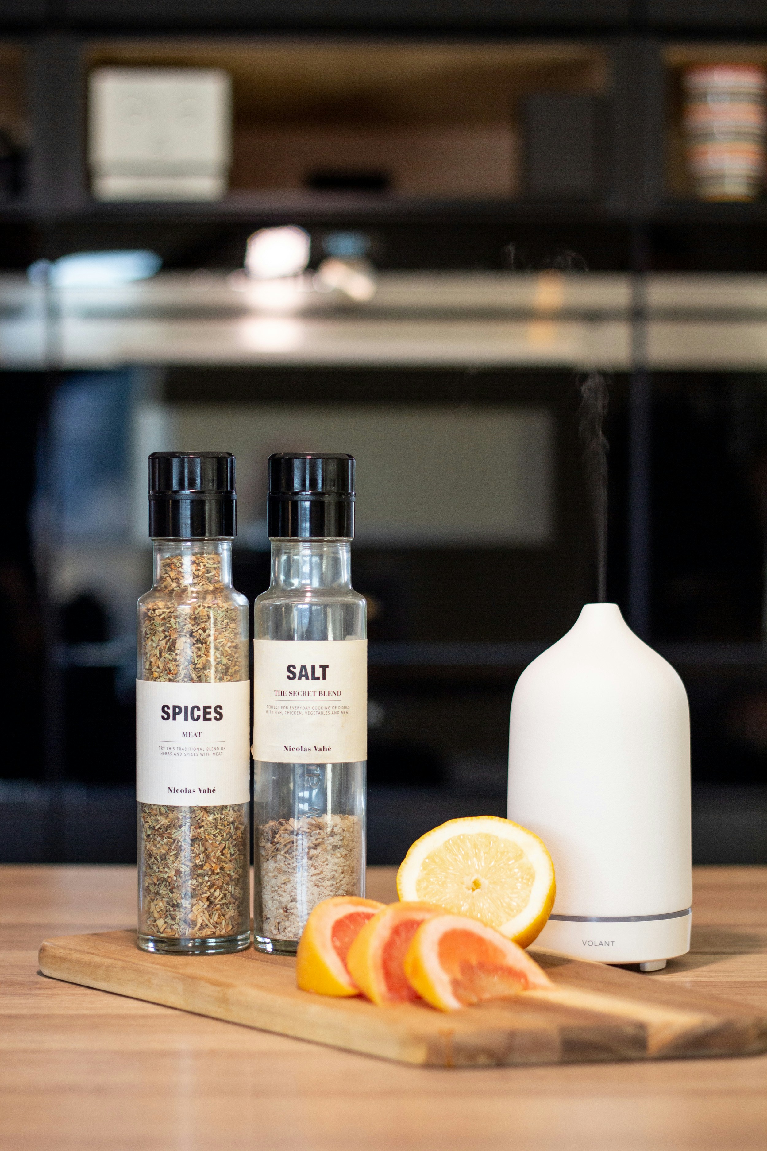 ein Tisch mit Flaschen Alkohol und Obst darauf