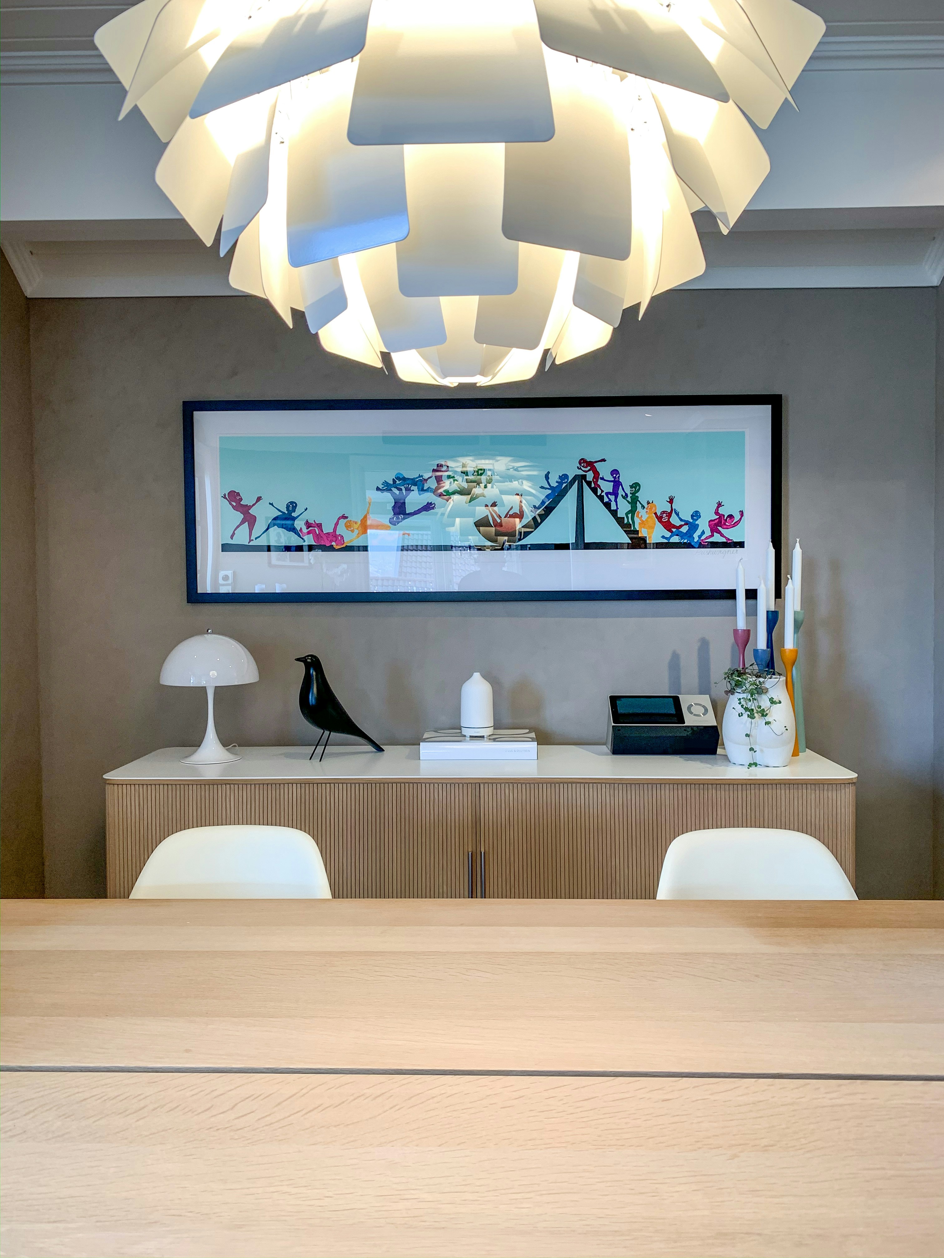 ein Raum mit einem weißen Regal und einem Gemälde an der Wand