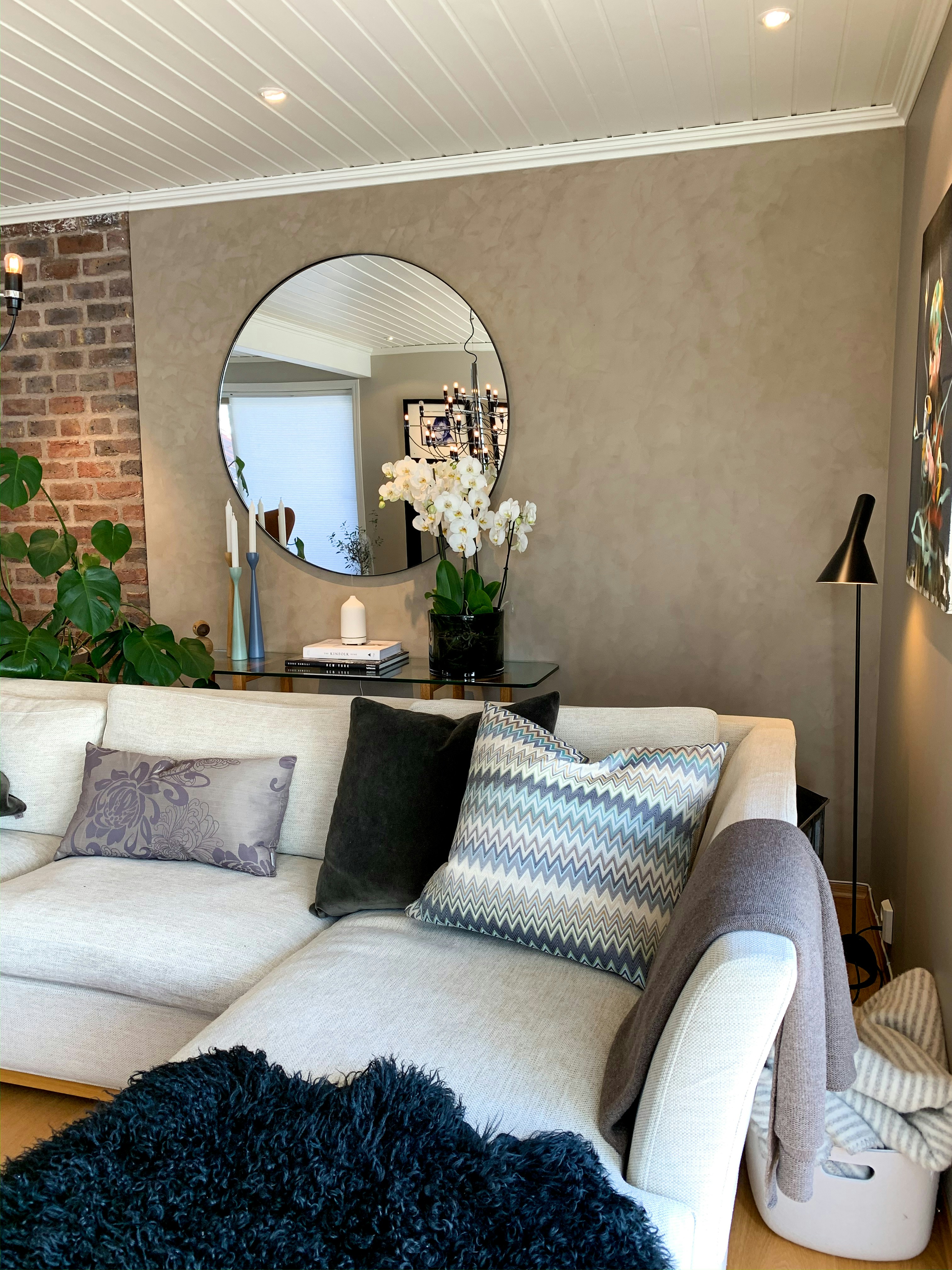 ein Bett mit einem Spiegel darüber